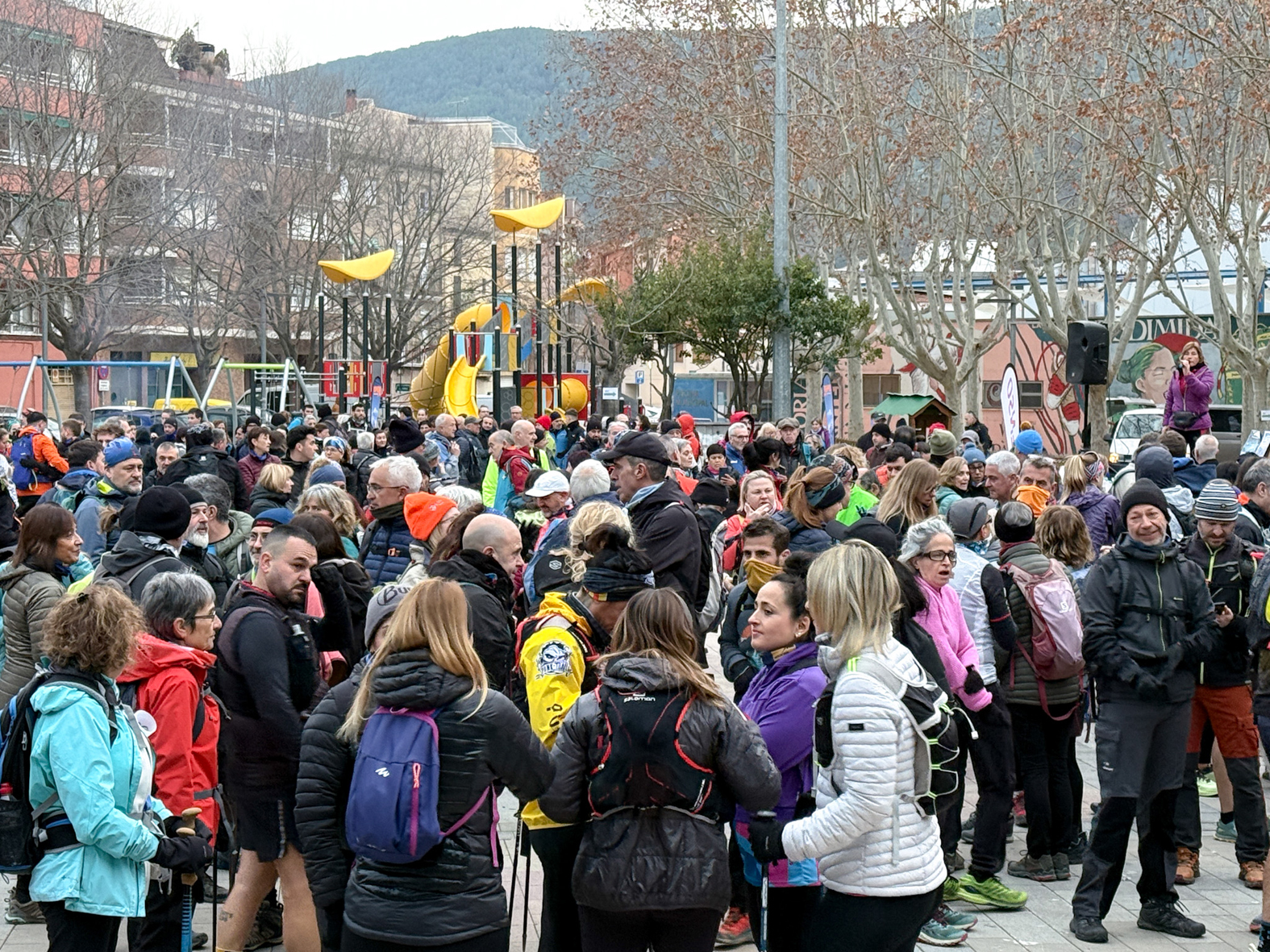 Ambient a la plaÃ§a de Sant Joan abans de la sortida de la 4a caminada i cursa 'SÃºria Lastremaâ€™, dins del programa de la Festa de Sant SebastiÃ .