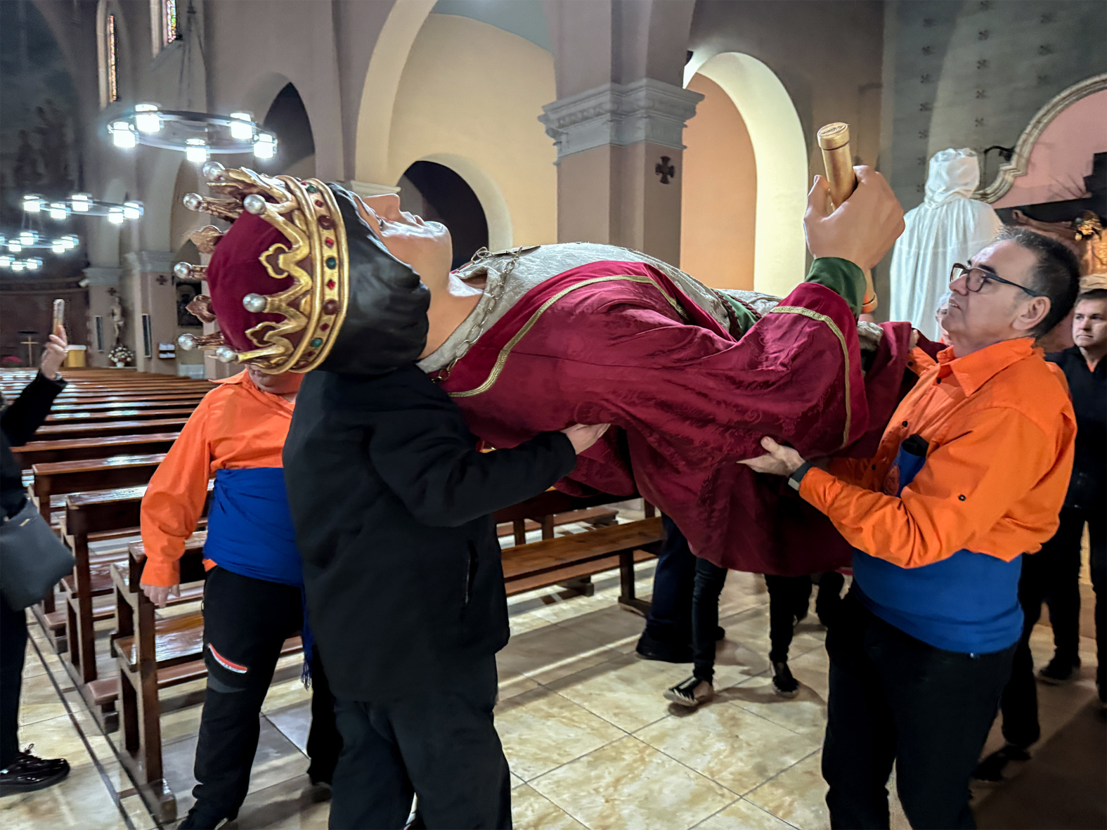 DesplaÃ§ament del gegant CristÃ²fol a lâ€™interior de lâ€™EsglÃ©sia Parroquial de Sant CristÃ²fol per a lâ€™acte de presentaciÃ³ de la nova imatge dels Gegants de SÃºria, dins del programa de la Festa de Sant SebastiÃ .