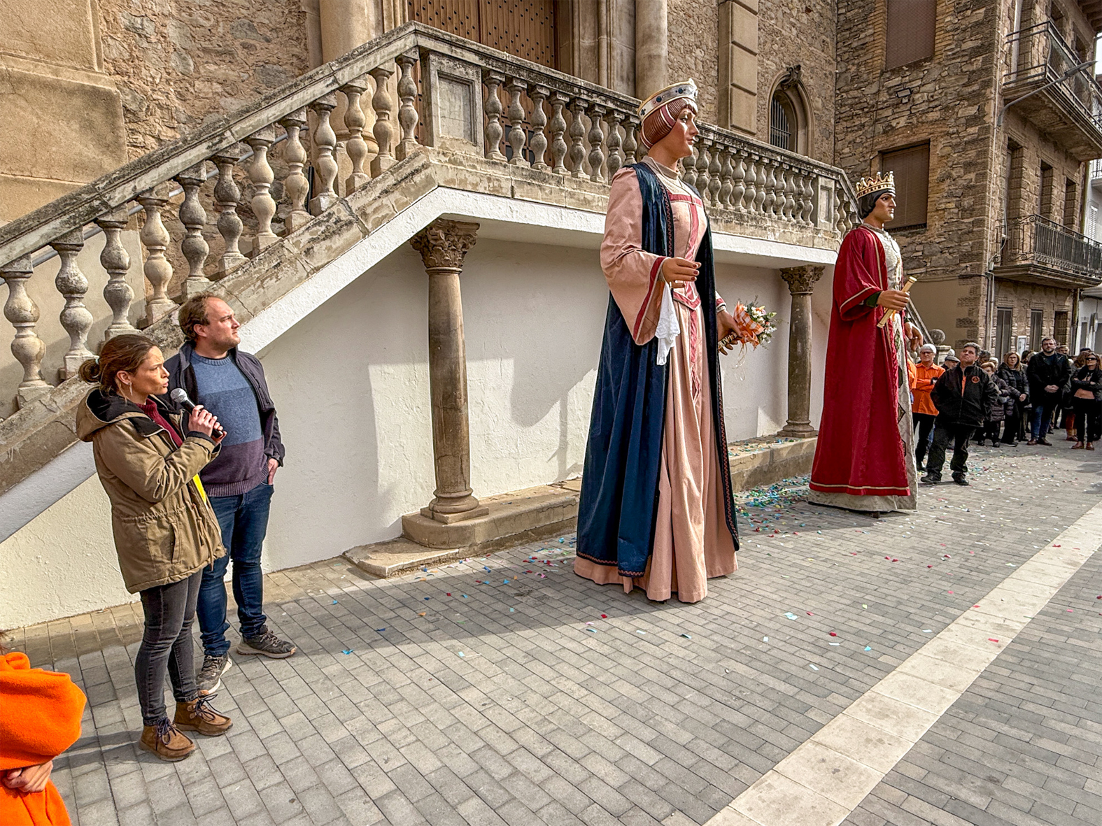 Els artesans Teresa Casserras i Ferran Fontelles expliquen el procÃ©s de renovaciÃ³ de la imatge dels Gegants de SÃºria al davant de lâ€™EsglÃ©sia Parroquial de Sant CristÃ²fol, dins del programa de la Festa de Sant SebastiÃ .