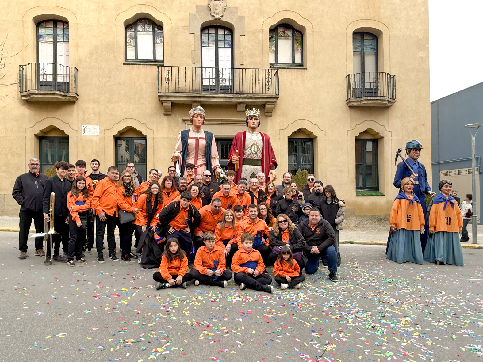 Foto de grup de la colla de Geganters i Grallers del Poble Vell, amb els Gegants de SÃºria, el Gegant Miner i els Gegantons Infantils Quim i Anna, davant la Casa de la Vila.
