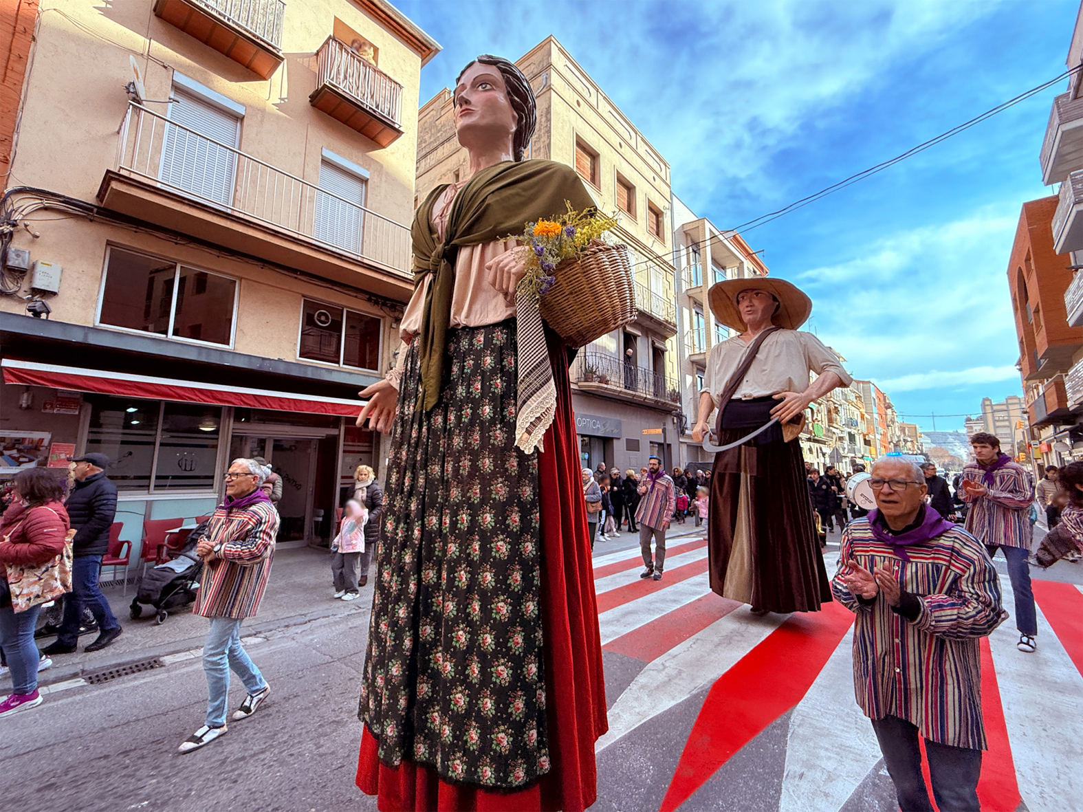 Cercavila de la Festa de Sant SebastiÃ , amb els Geganters del Gorg de lâ€™Olla.