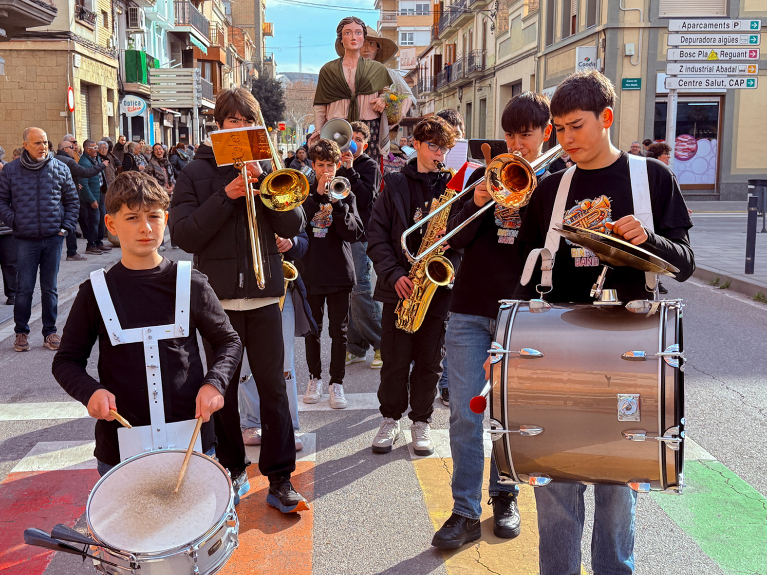 La xaranga Binbonband, durant la cercavila de la Festa de Sant SebastiÃ .