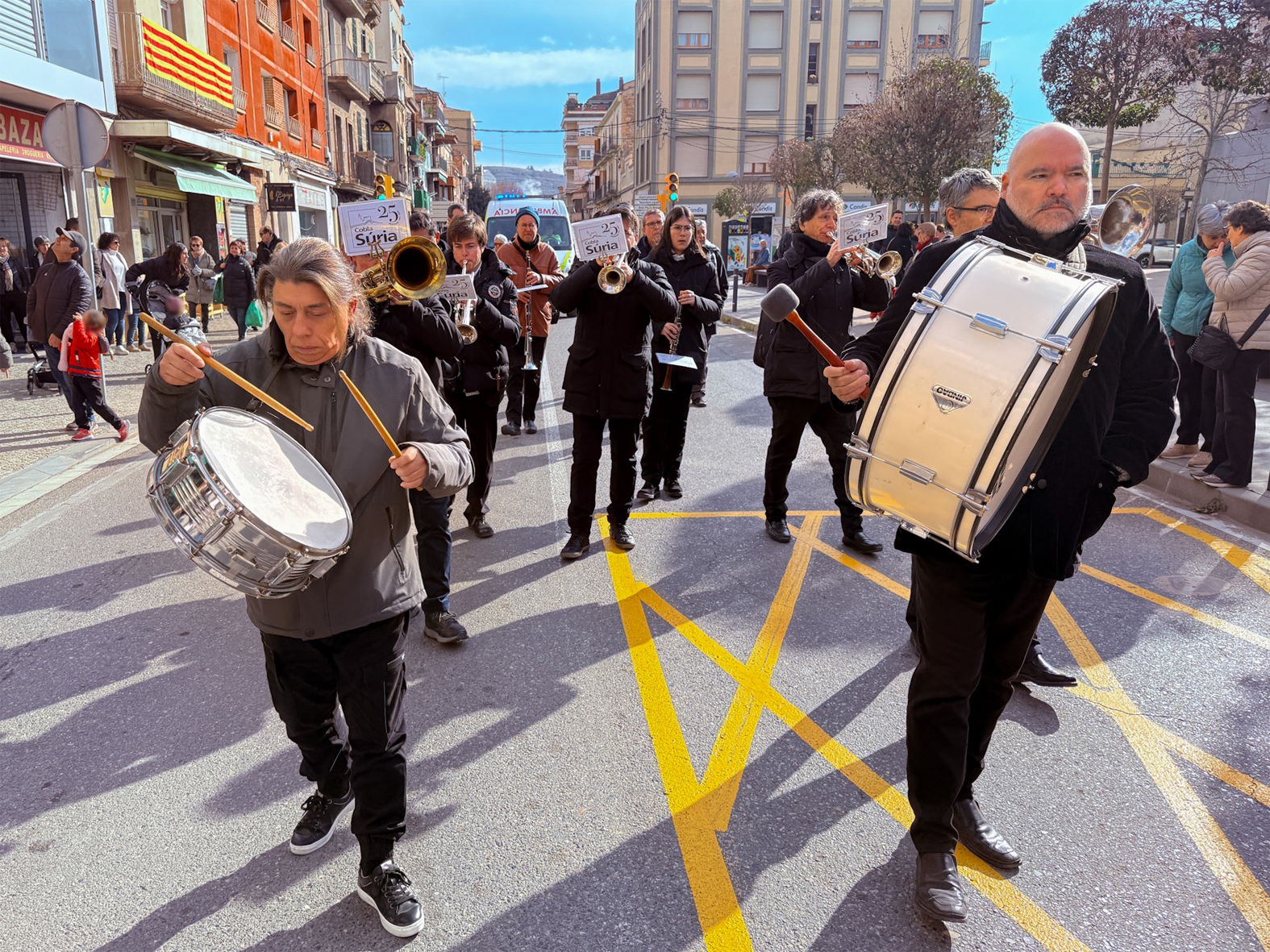 La Cobla SÃºria, durant la cercavila de la Festa de Sant SebastiÃ .
