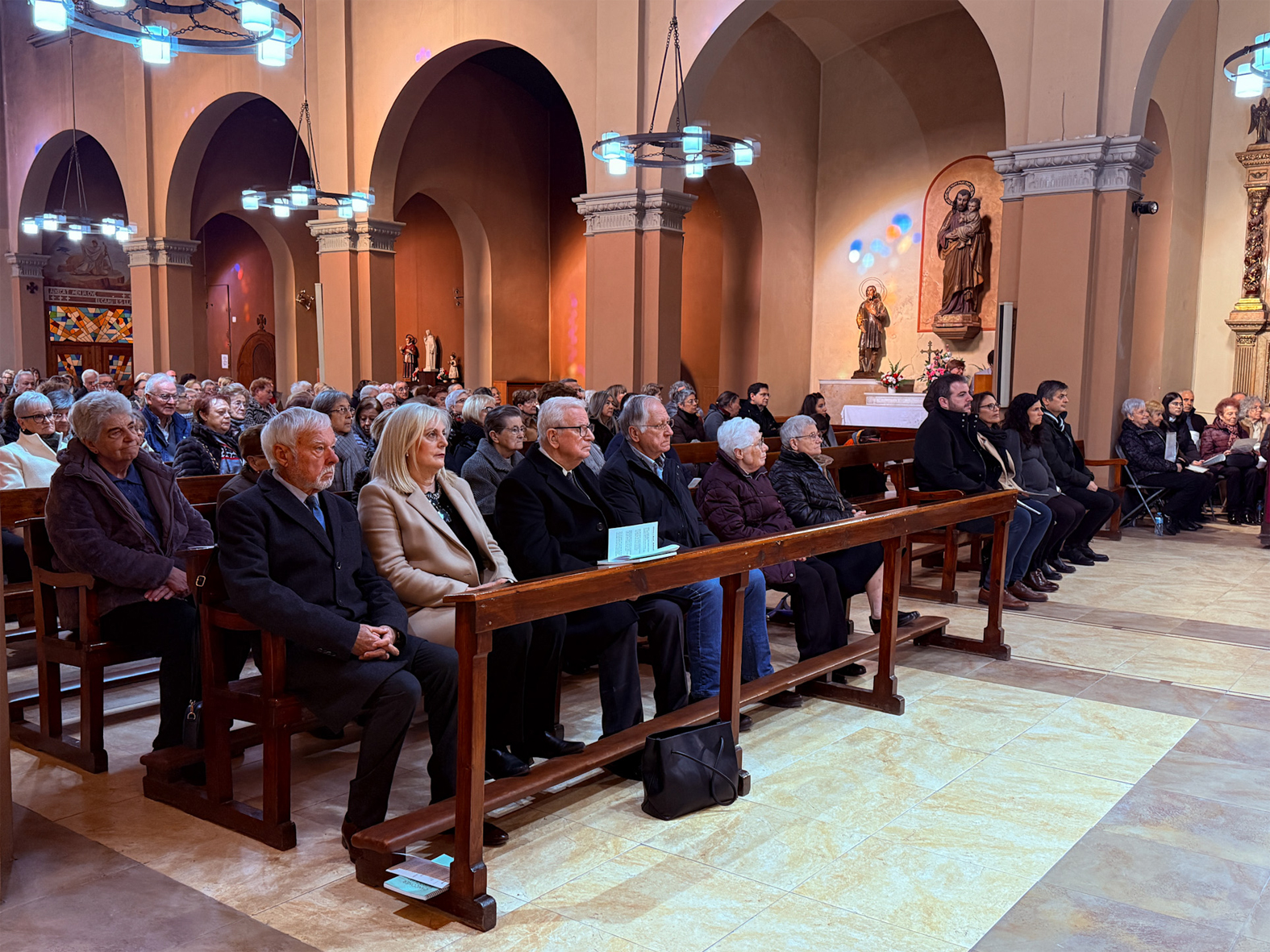 Imatge de la missa de renovaciÃ³ del Vot de Poble a Sant SebastiÃ , a lâ€™EsglÃ©sia Parroquial de Sant CristÃ²fol.