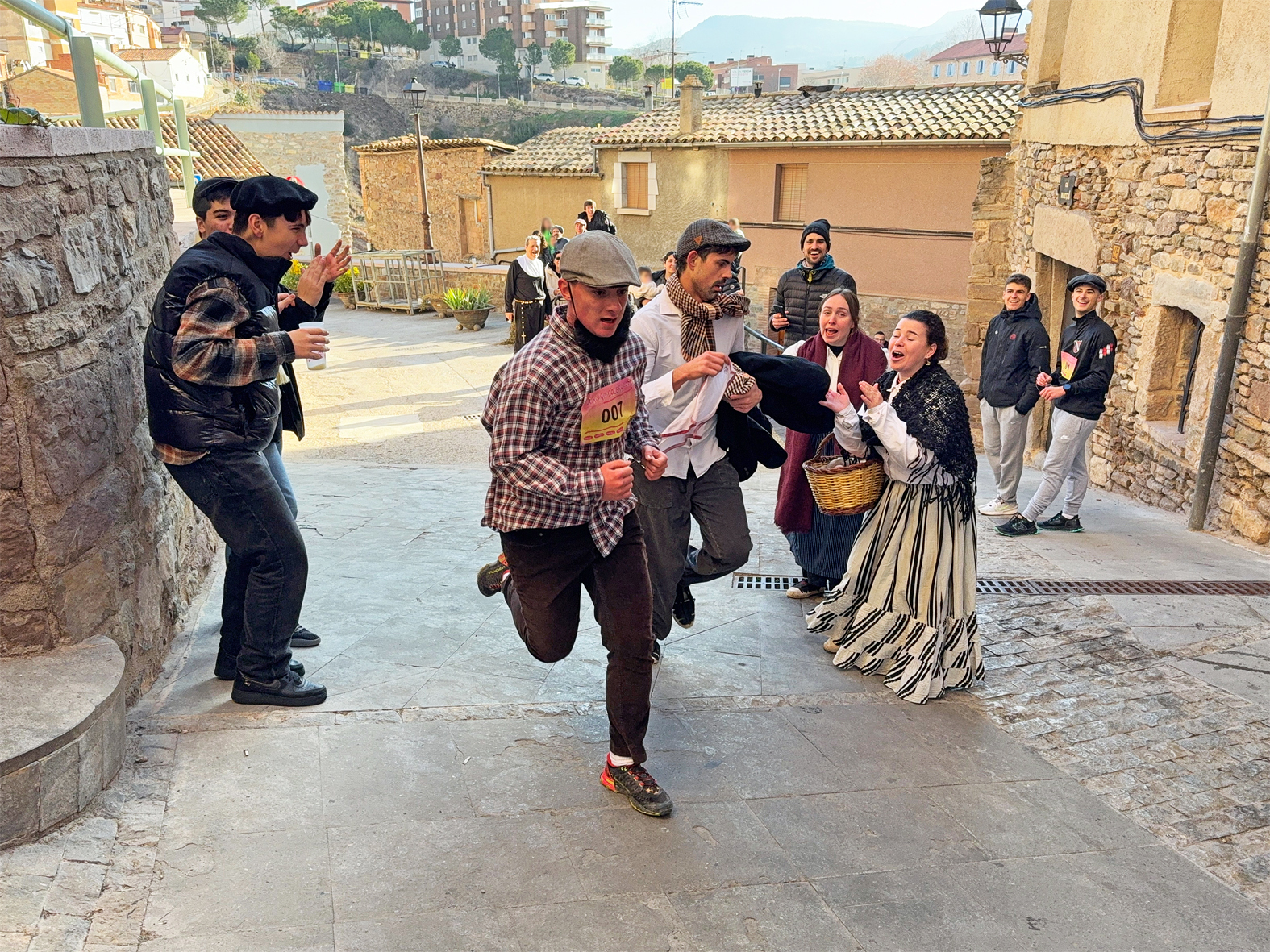 Participants de la Cur(s)a del CÃ²lera al Poble Vell, dins del programa de la Festa de Sant SebastiÃ .