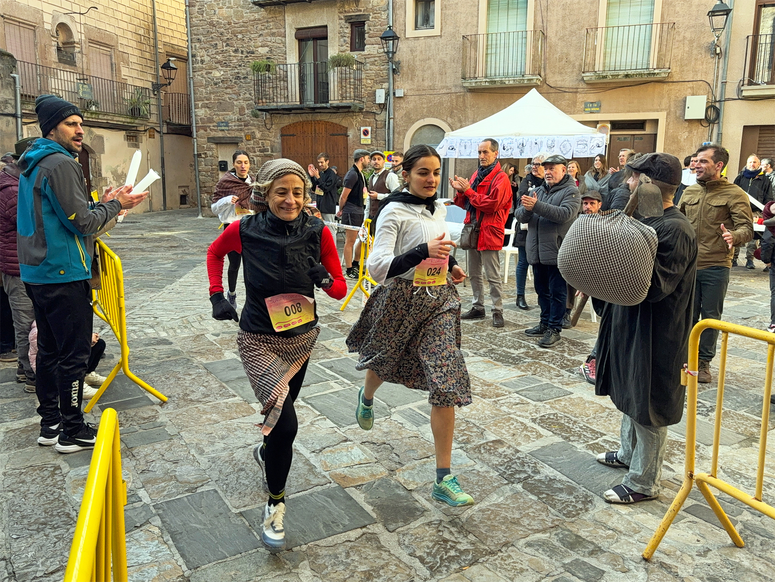 Participants de la Cur(s)a del CÃ²lera al Poble Vell, dins del programa de la Festa de Sant SebastiÃ .