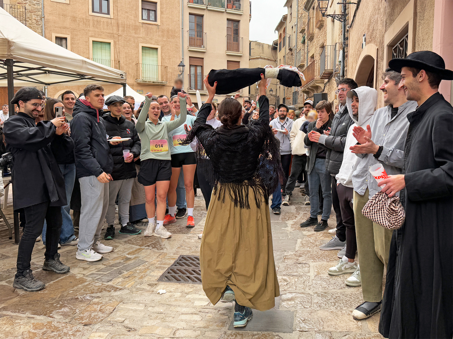 Arribada a la meta dâ€™una participant en la Cur(s)a del CÃ²lera al Poble Vell, dins del programa de la Festa de Sant SebastiÃ .