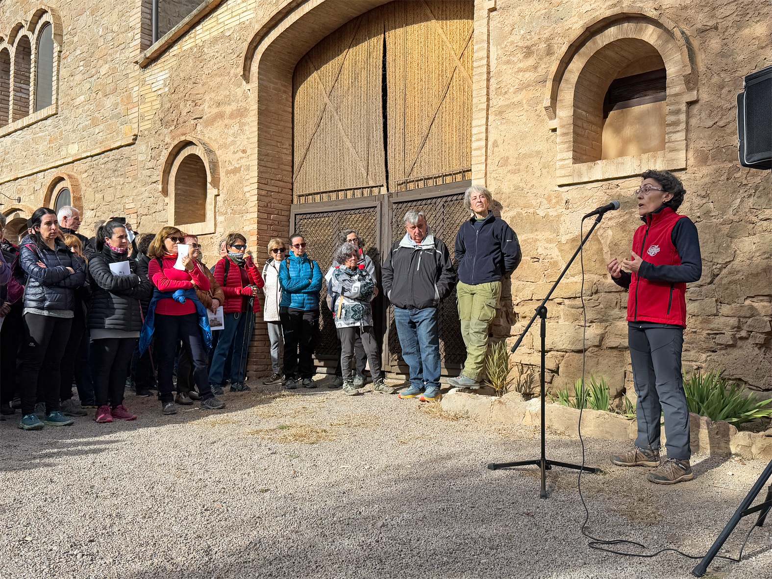 Lâ€™estudiosa RocÃ­o Ãlamo  parla durant la visita patrimonial a la Vila dâ€™ArgenÃ§ola (Castellnou de Bages), dins del programa de la Festa de Sant SebastiÃ .