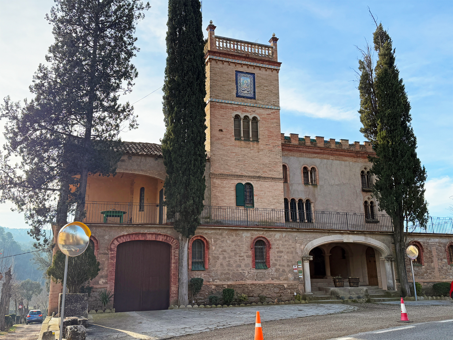 FaÃ§ana principal de la Vila dâ€™ArgenÃ§ola (Castellnou de Bages), durant la visita patrimonial de la Festa de Sant SebastiÃ .