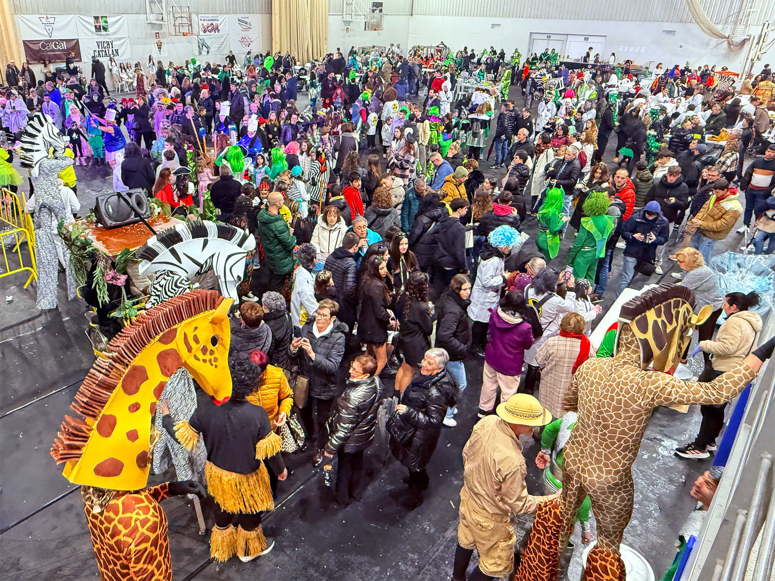 Ambient al Pavelló Municipal d'Esports, després de l'arribada de la rua del Carnestoltes de Súria.