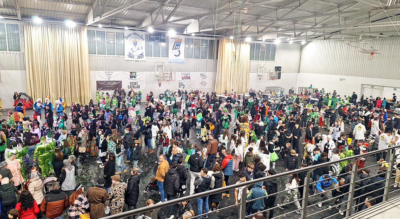 Ambient al Pavelló Municipal d'Esports, després de l'arribada de la rua del Carnestoltes de Súria.