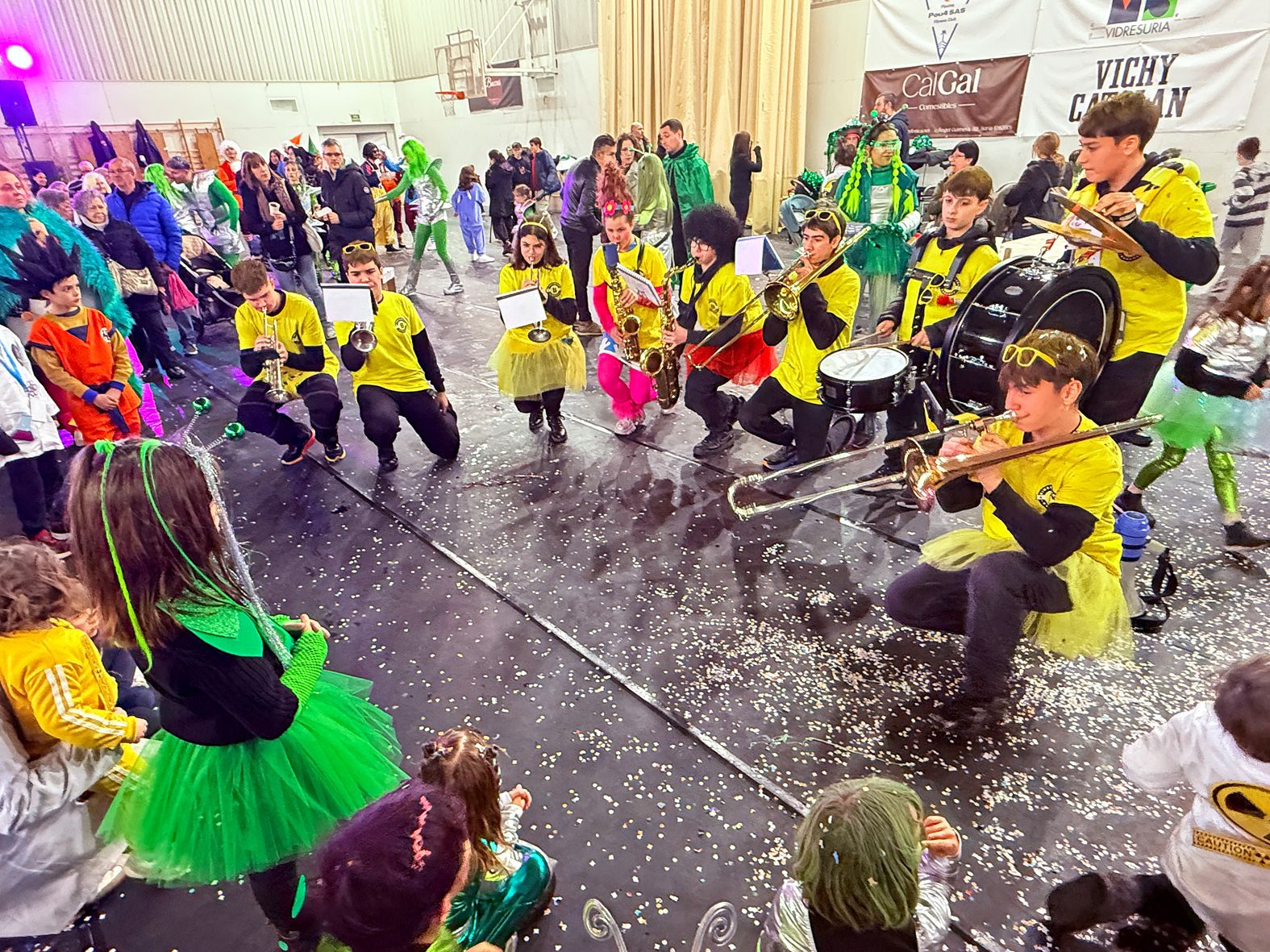 Actuació de la xaranga Binbonband al Pavelló Municipal d'Esports, després de l'arribada de la rua del Carnestoltes de Súria.