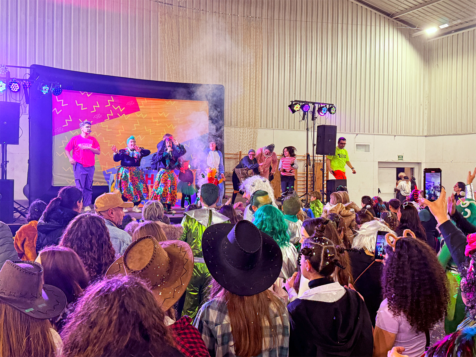 Espectacle d'animació infantil al Pavelló Municipal d'Esports, després de l'arribada de la rua del Carnestoltes de Súria.