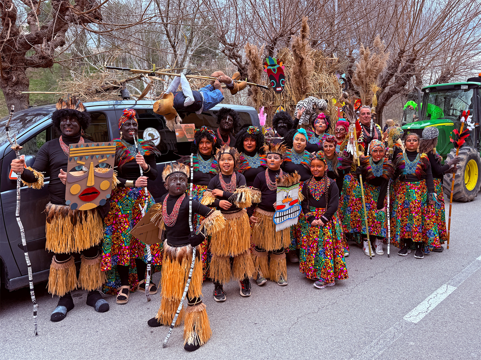 Participants en la rua de Carnestoltes de Súria, abans de la sortida.
