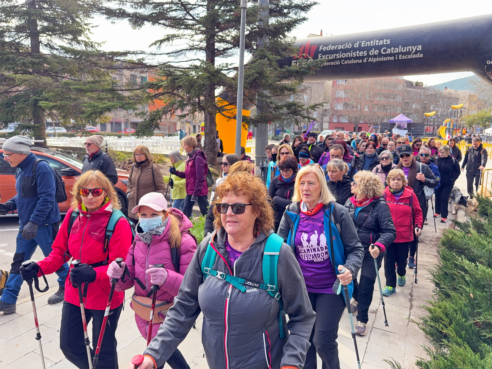 Sortida de la 4a Caminada de la Dona des de la plaça de Sant Joan, dins del programa del Dia Internacional de la Dona 2025 a Súria.