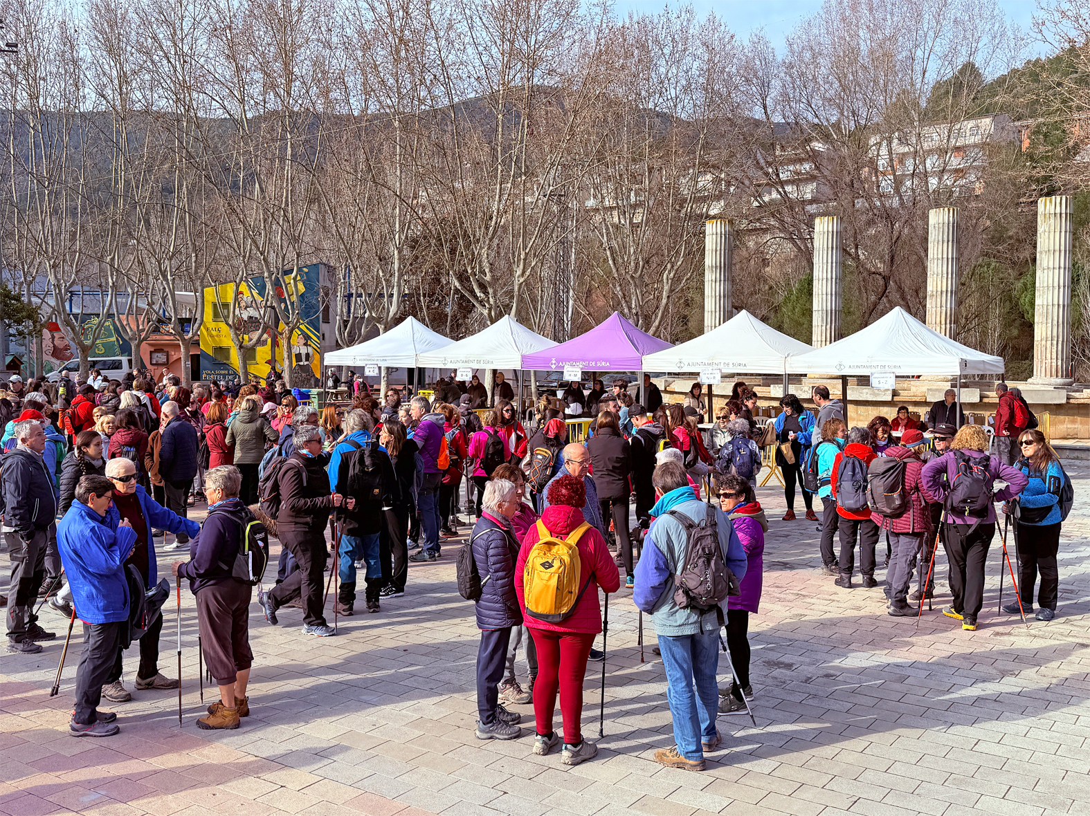 Ambient a la plaça de Sant Joan abans de la sortida de la 4a Caminada de la Dona, dins del programa del Dia Internacional de la Dona 2025 a Súria.