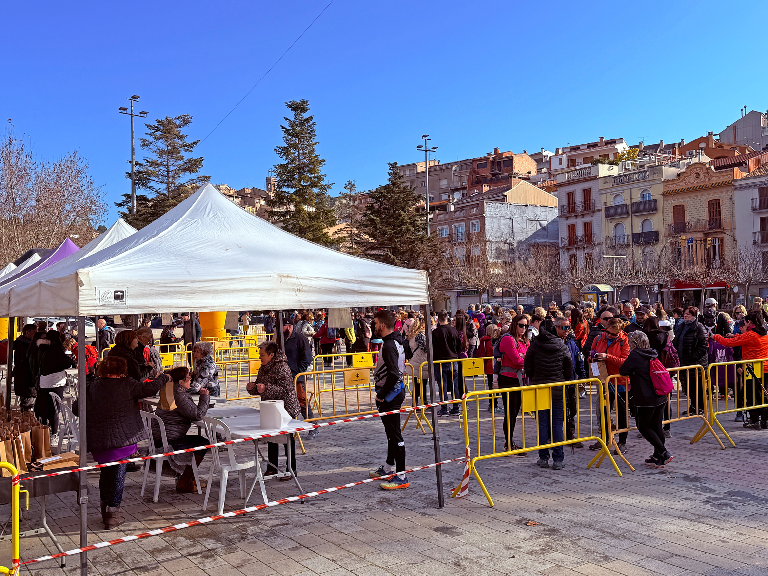 Ambient a la plaça de Sant Joan abans de la sortida de la 4a Caminada de la Dona, dins del programa del Dia Internacional de la Dona 2025 a Súria.