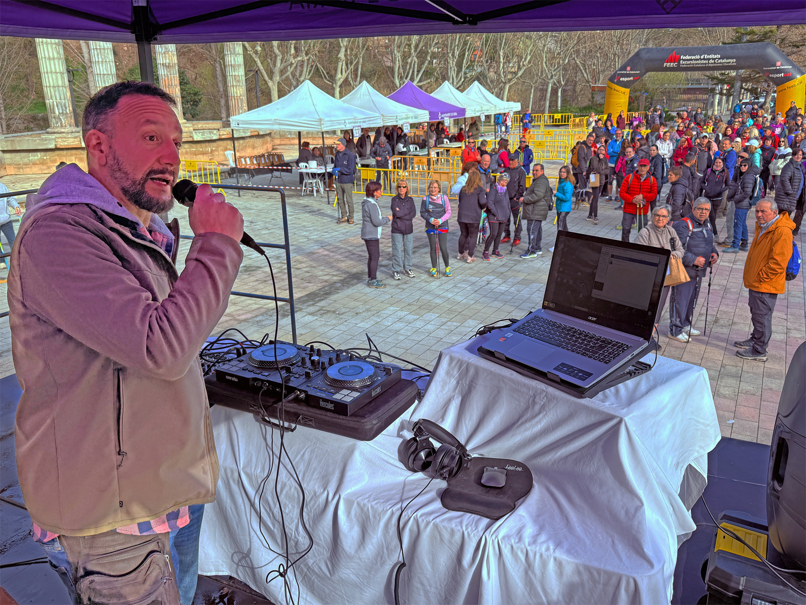 Sessió d'ambientació musical a càrrec de DJ Gian a la plaça de Sant Joan, dins del programa del Dia Internacional de la Dona 2025 a Súria.