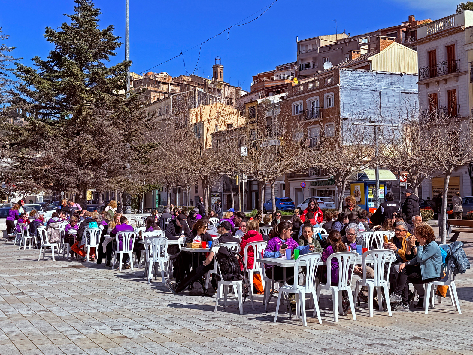 Esmorzar per a les persones participants en la 4a Caminada de la Dona a la plaça de Sant Joan, dins del programa del Dia Internacional de la Dona 2025 a Súria.