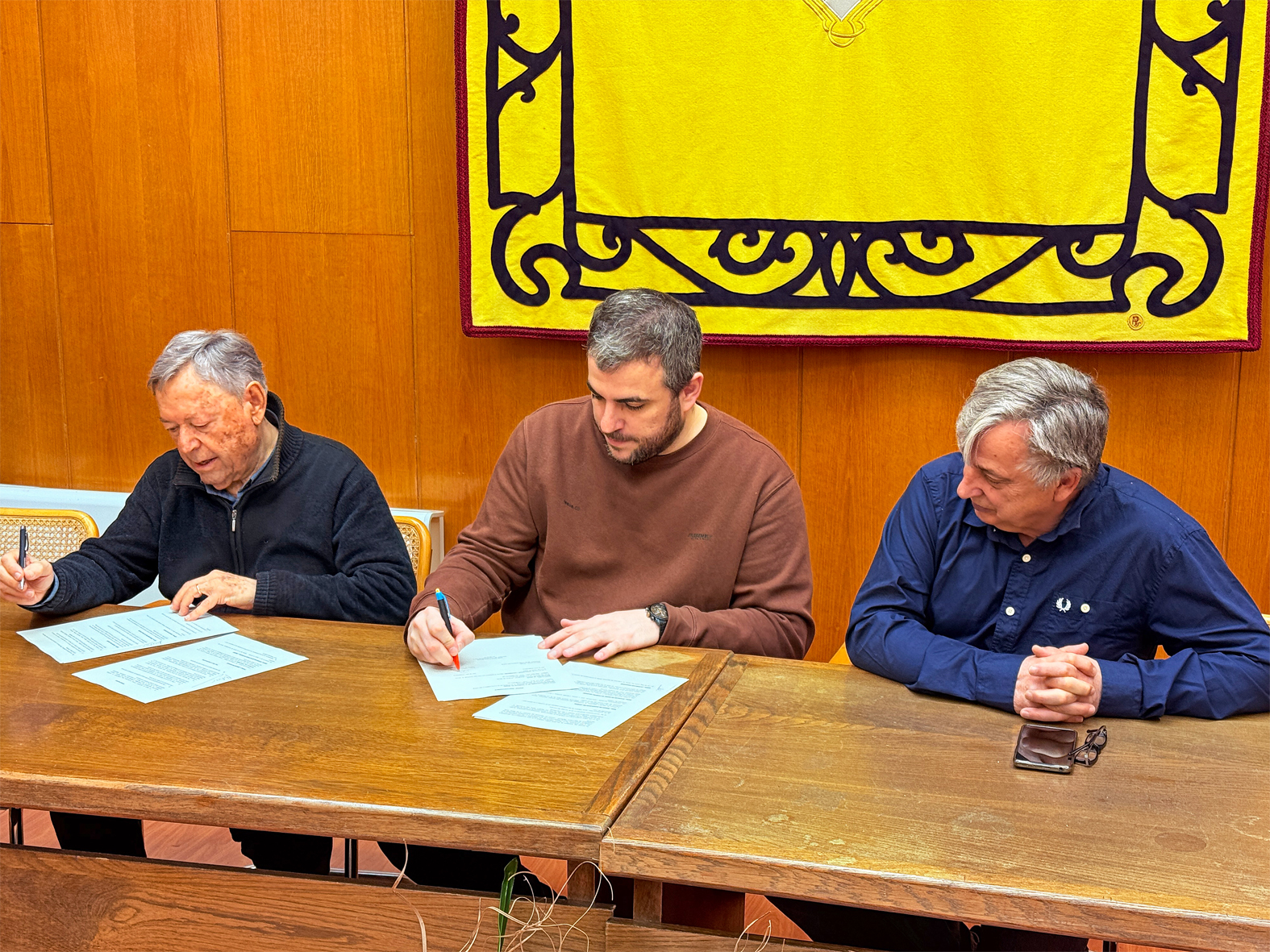 L'alcalde Albert Coberó i el president del Centre Excursionista de la Comarca de Bages, Melcior Serra, signen el conveni sobre la cessió de la col·lecció de mineralogia de l'entitat bagenca, al costat del regidor Albert Fàbrega.