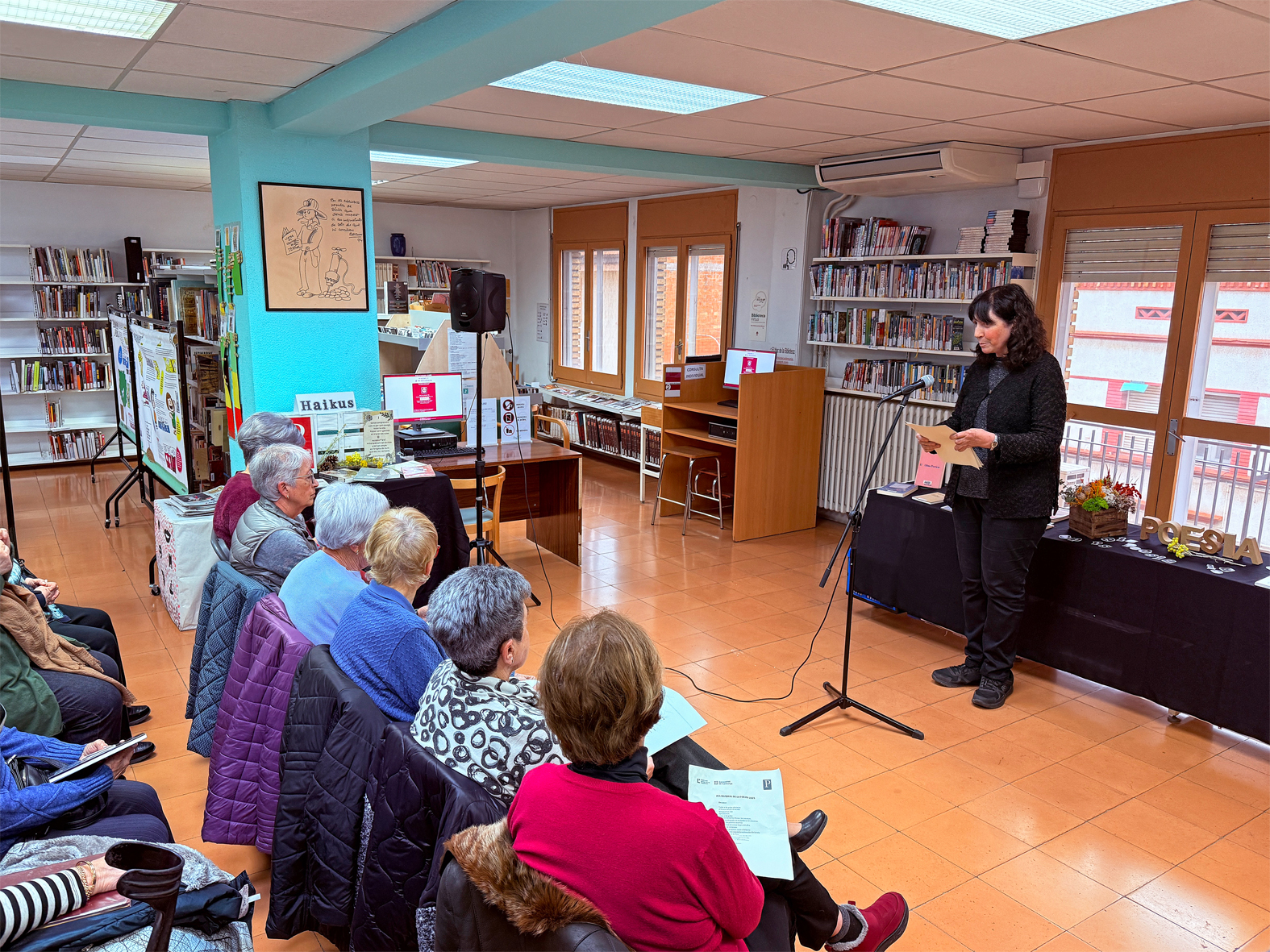La bibliotecària Maria Àngels Alsina presenta l'acte central del Dia Mundial de la Poesia, a la Biblioteca Pública.