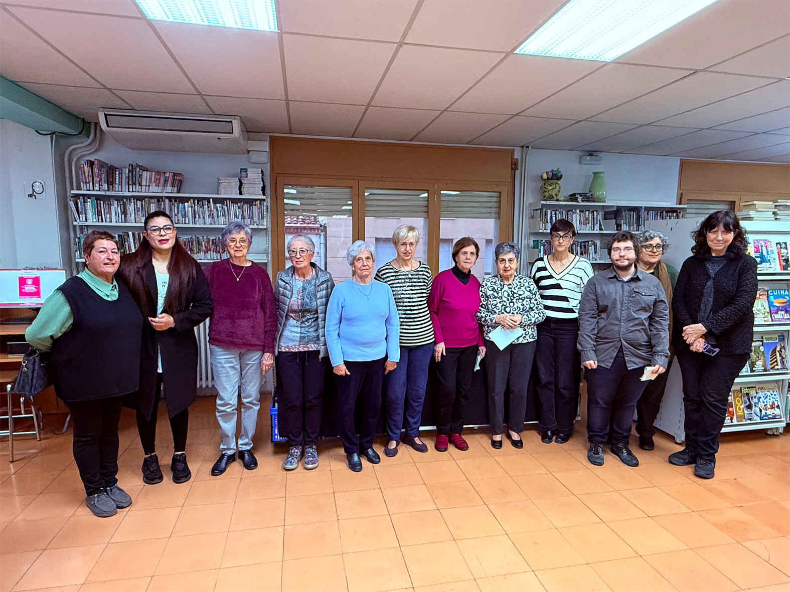Foto de grup de les persones participants en la lectura de poemes de l'acte central del Dia Mundial de la Poesia, a la Biblioteca Pública.