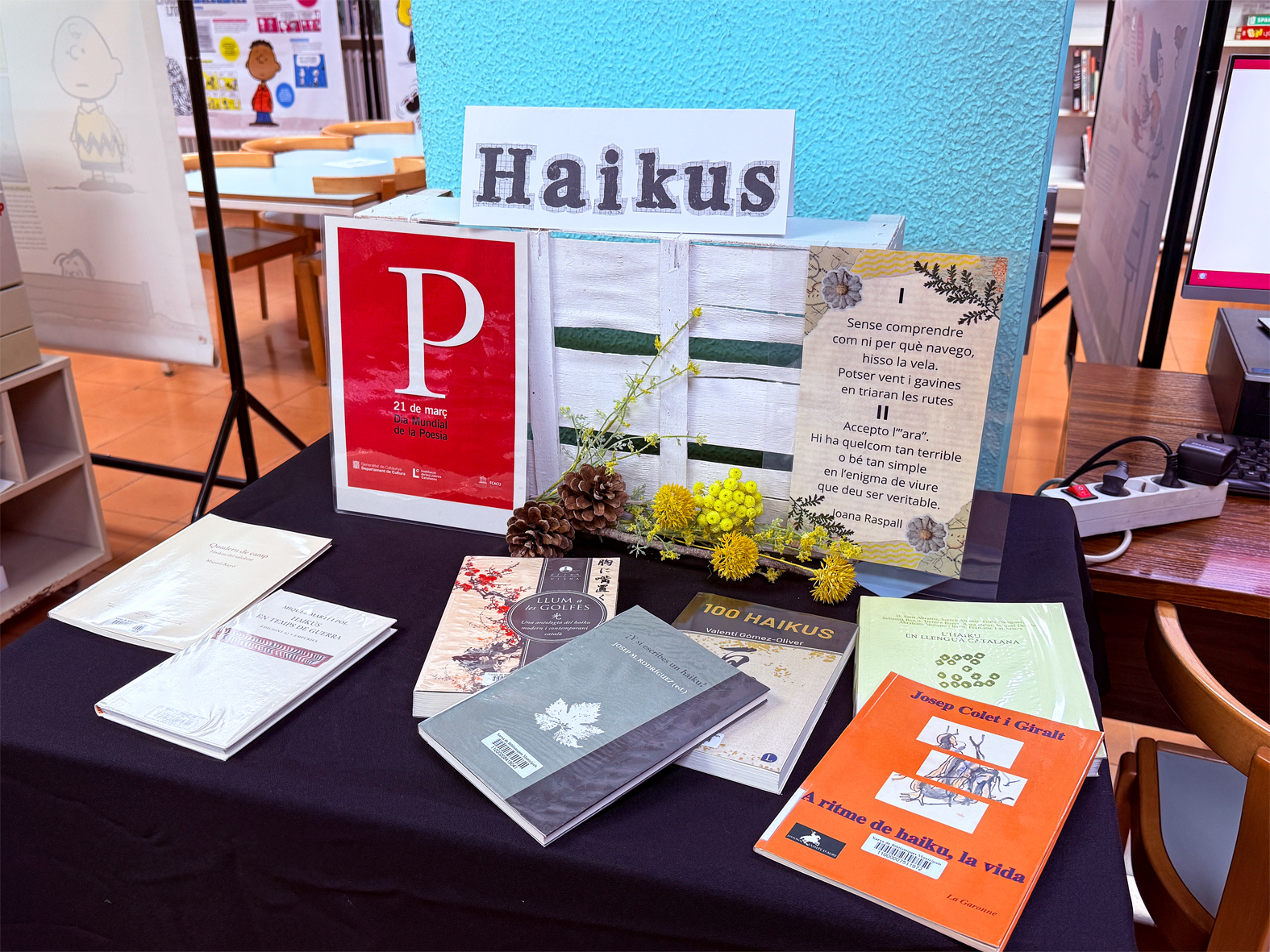 Espai dedicat als haikus a la Biblioteca Pública, en motiu del Dia Mundial de la Poesia.