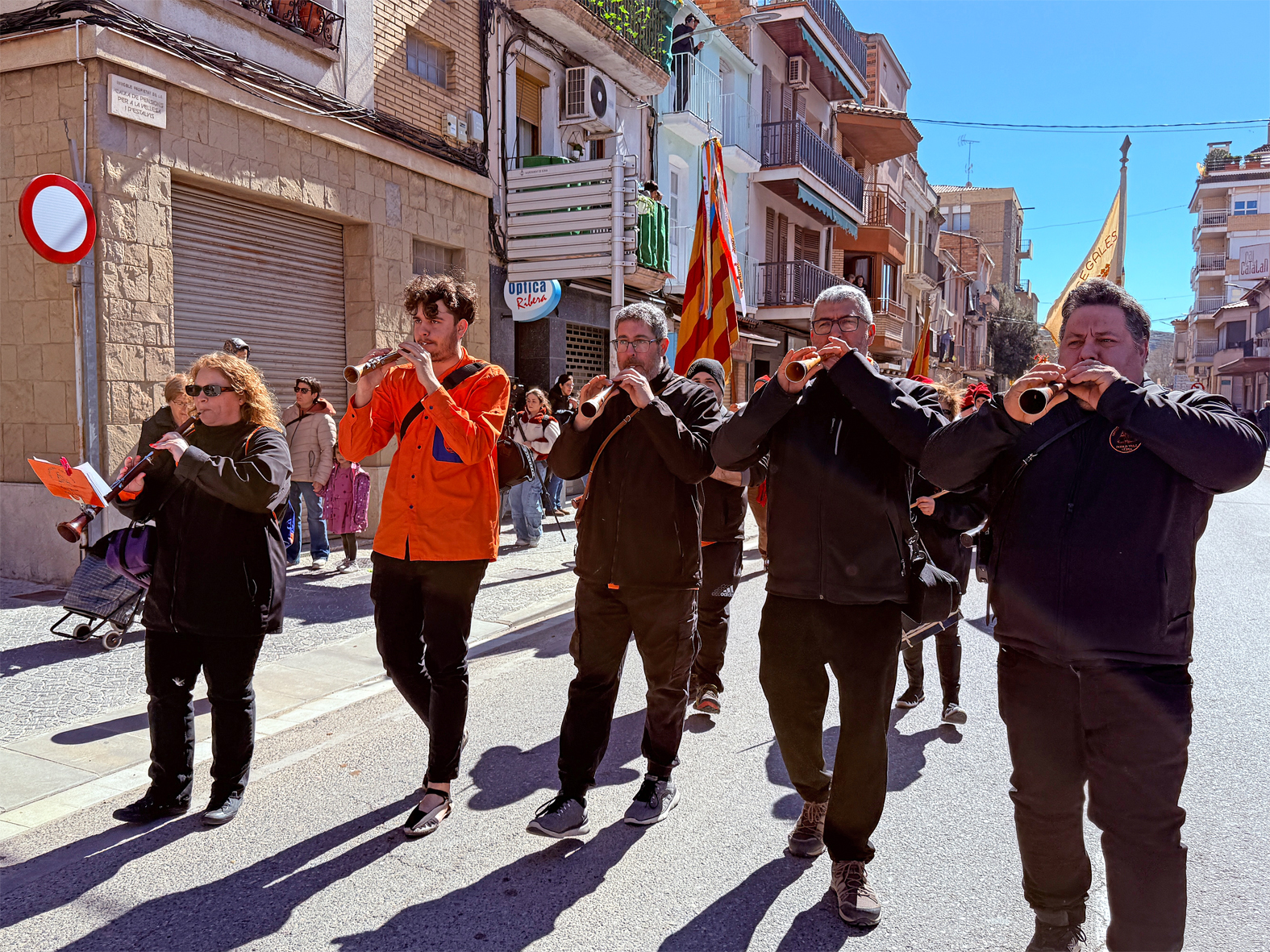 Els Geganters i Grallers del Poble Vell, durant la cercavila de colles participants en la 6a Trobada de Ball de Cascavells de Catalunya, al seu pas pel centre urbà.