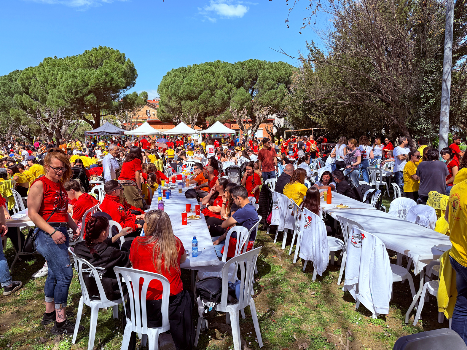 Imatge d'ambient del Vermut Caramellaire, celebrat al Parc Municipal Macary i Viader.