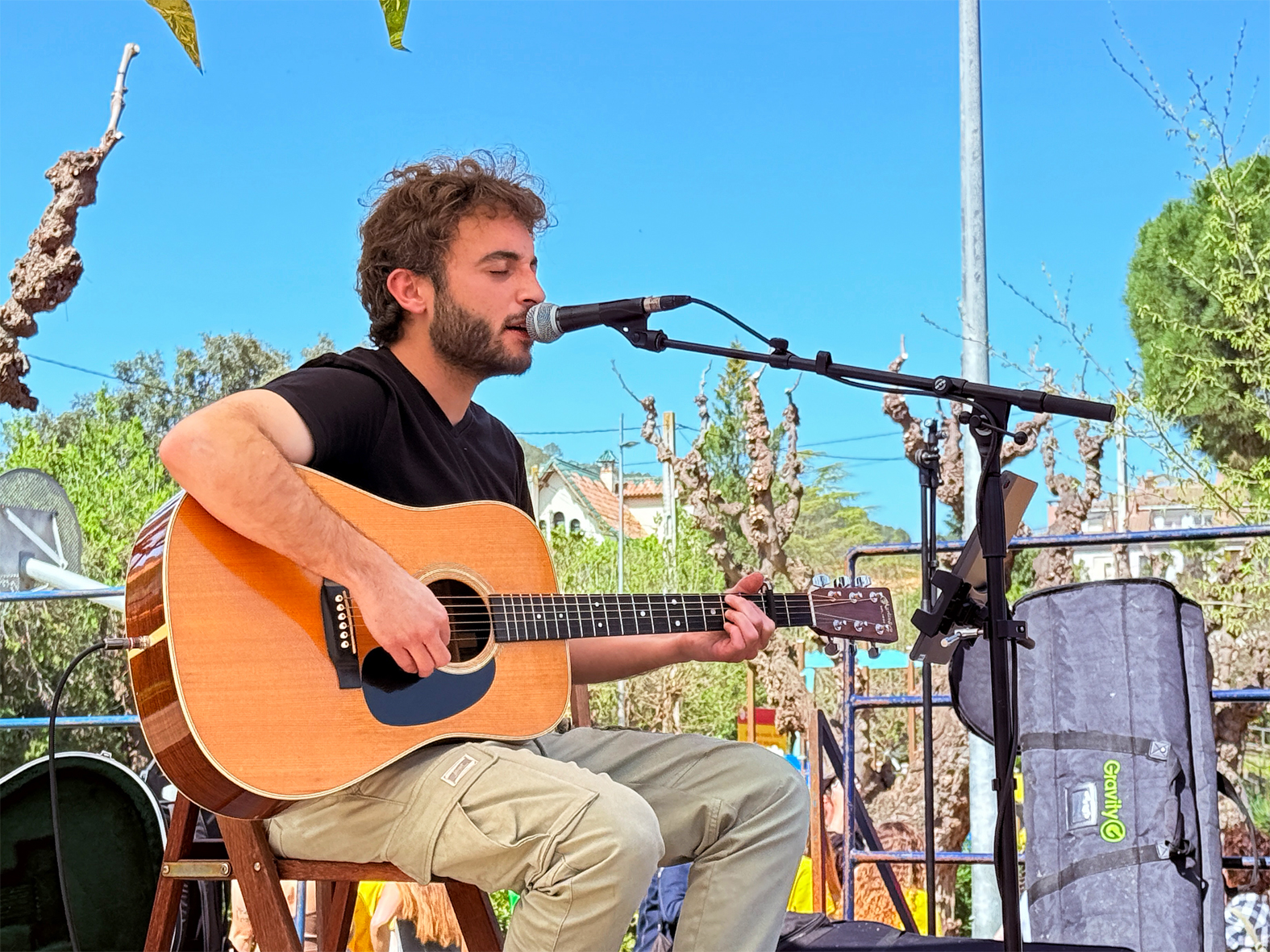 Actuació de Marc River en el Vermut Caramellaire, celebrat al Parc Municipal Macary i Viader.
