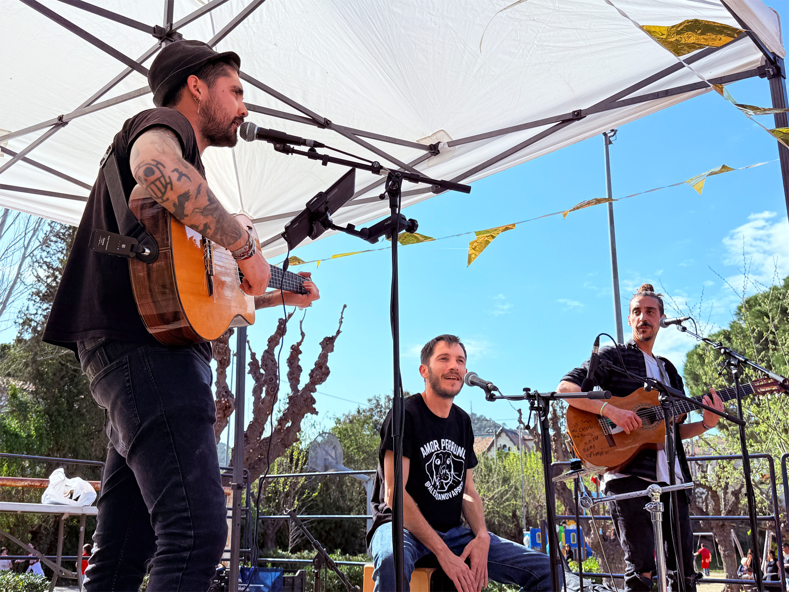 Actuació d'Arreplegats (Quinto Carajillo) en el Vermut Caramellaire, celebrat al Parc Municipal Macary i Viader.