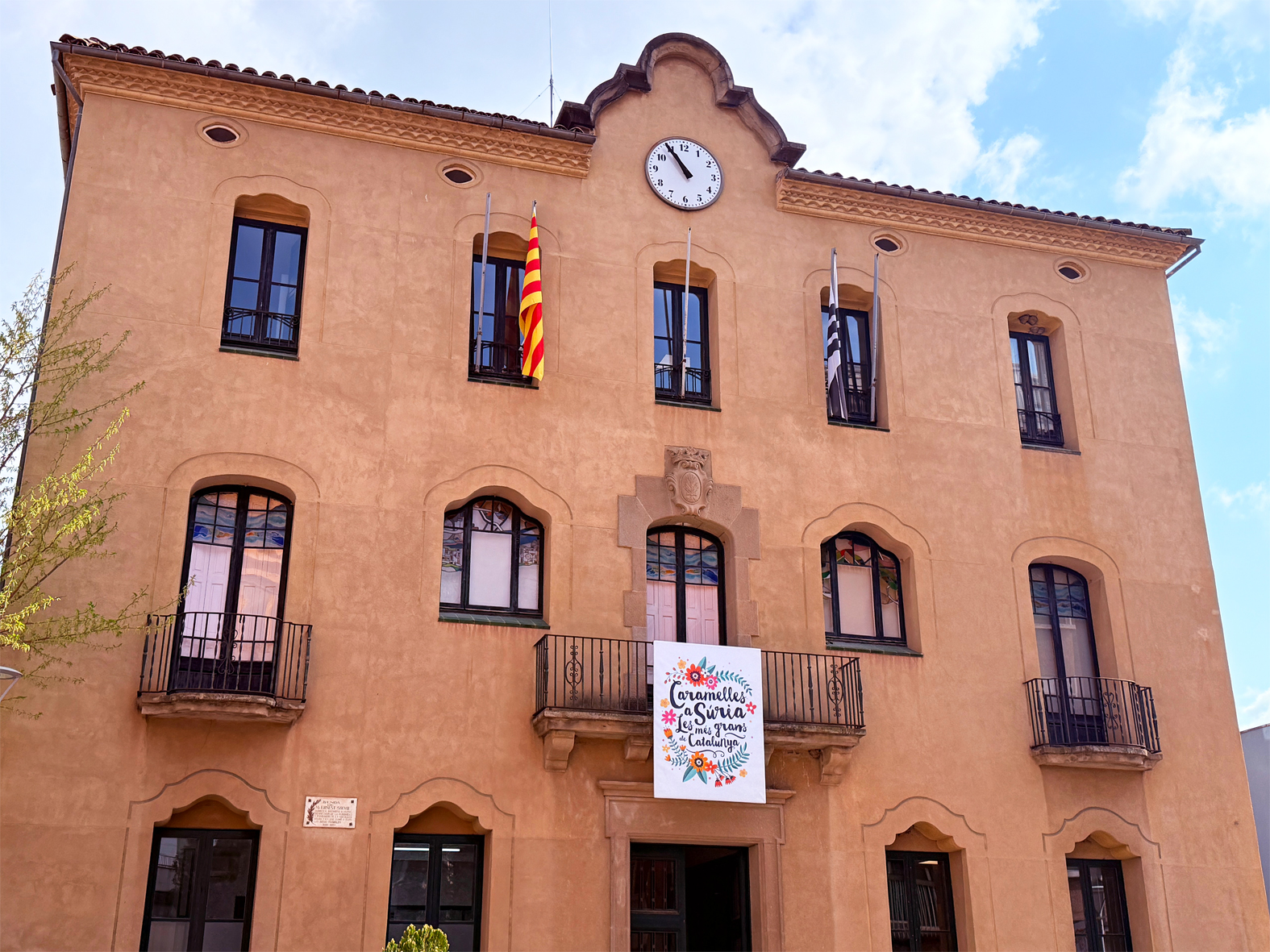 PlafÃ³ de les Caramelles de SÃºria a la faÃ§ana principal de la Casa de la Vila.