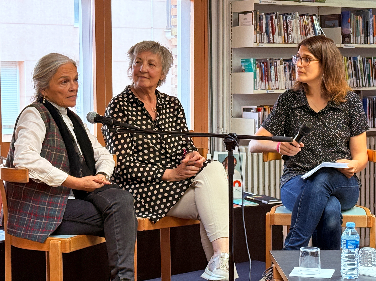 PresentaciÃ³ del llibre 'Metgesses' dâ€™Anna Vidal i Cloti Morales a la Biblioteca PÃºblica, dins del cicle 'Per Sant Jordi, llibres de casa', amb la metgessa Irene Cornet.