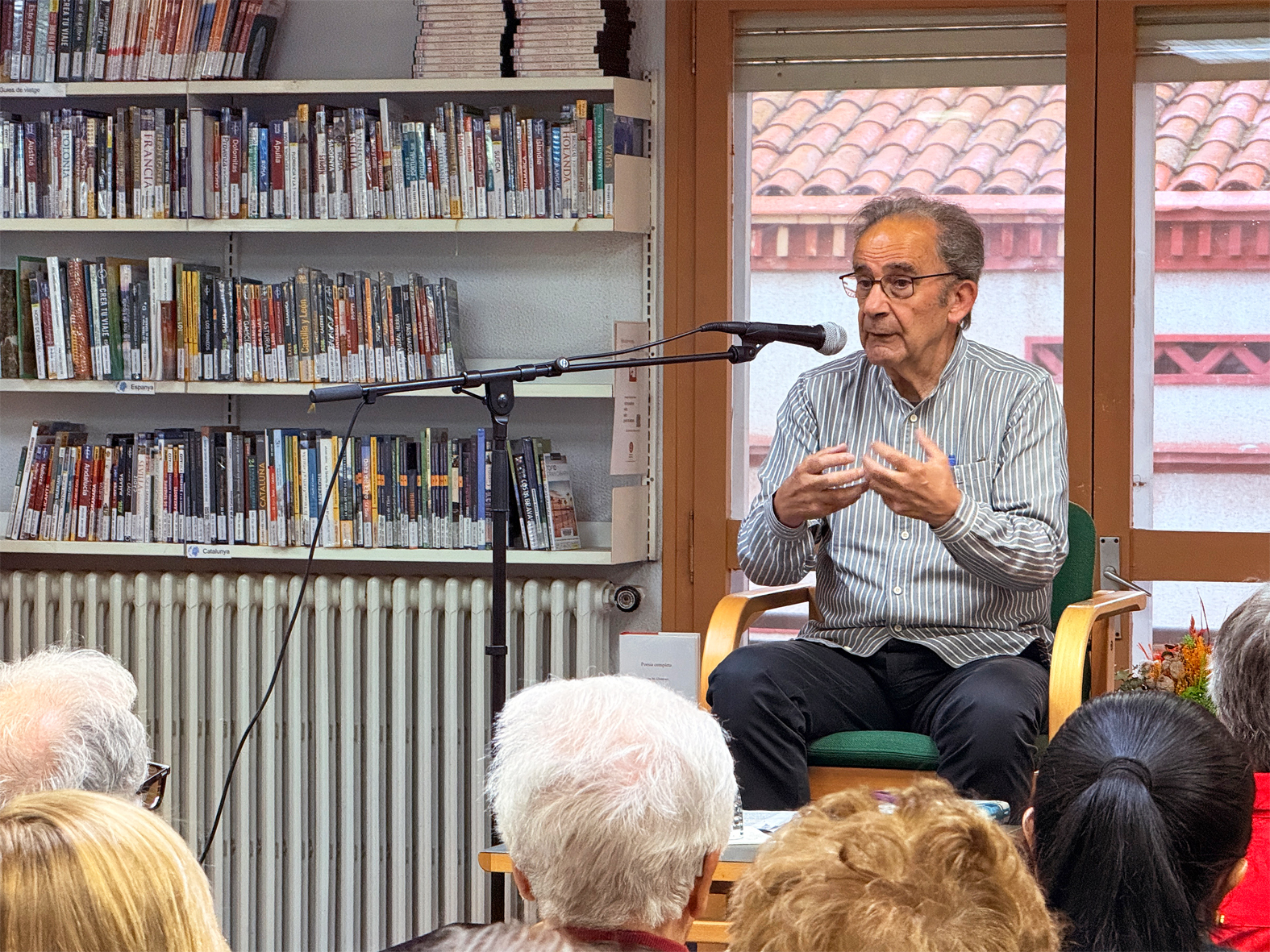 PresentaciÃ³ del llibre 'La casa de les tres xemeneies' dâ€™Andreu Claret a la Biblioteca PÃºblica, dins del cicle 'Per Sant Jordi, llibres de casa'.