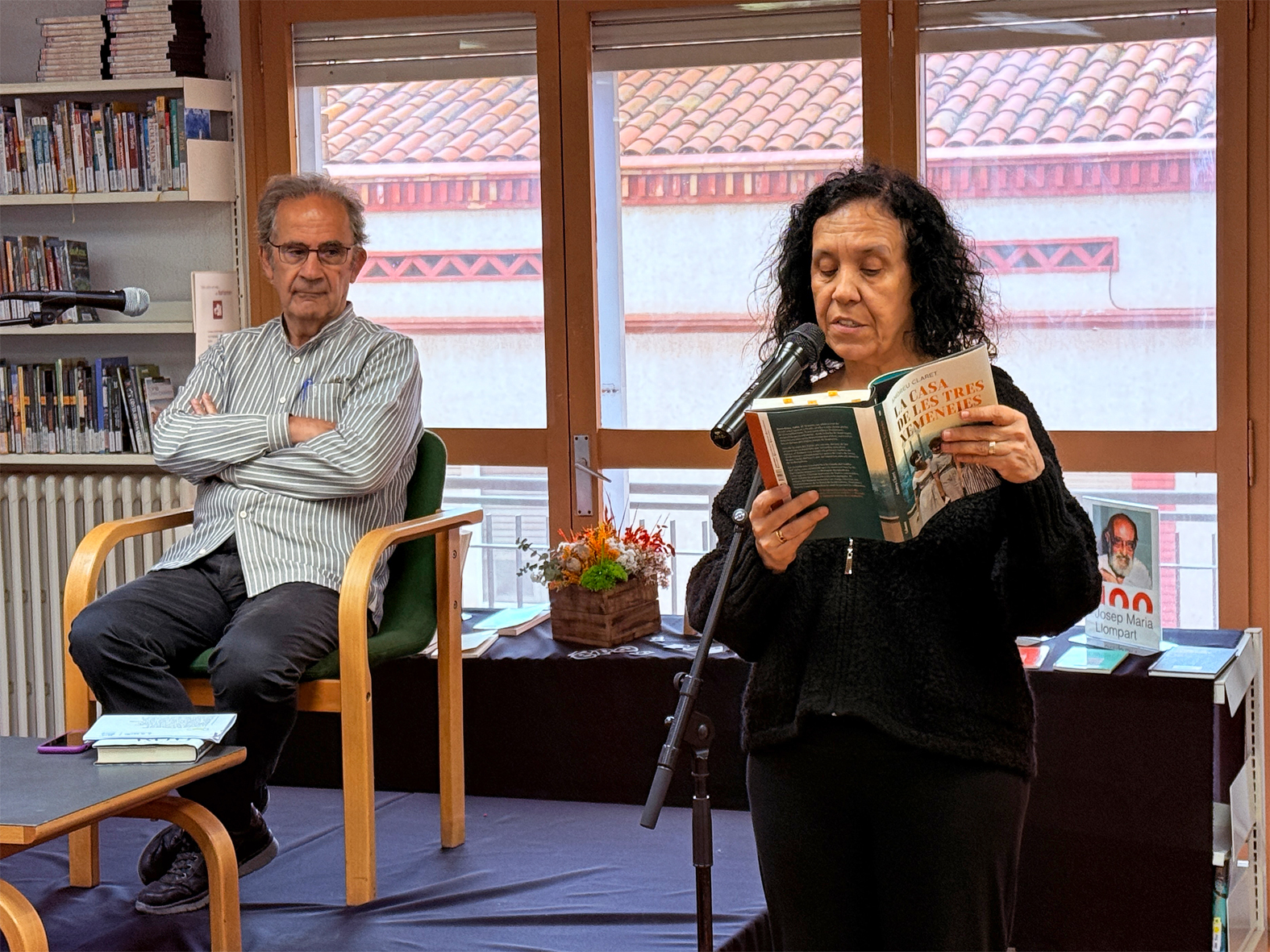 PresentaciÃ³ del llibre 'La casa de les tres xemeneies' dâ€™Andreu Claret a la Biblioteca PÃºblica, dins del cicle 'Per Sant Jordi, llibres de casa', amb lâ€™actriu surienca Marialba Esquius.