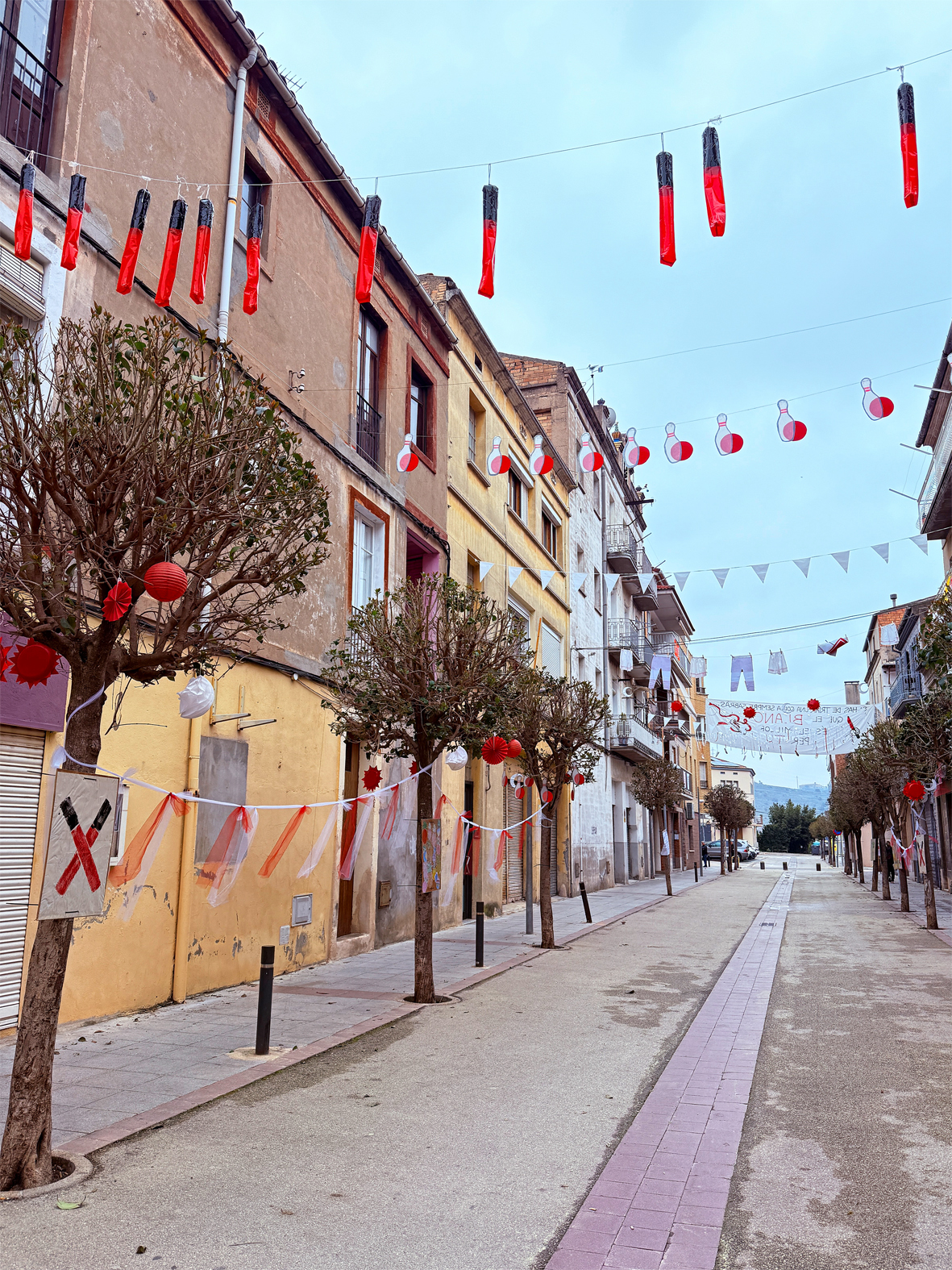 Carrer de les colles caramellaires de l'AgrupaciÃ³ Sardanista, al carrer MagÃ­ FÃ brega.