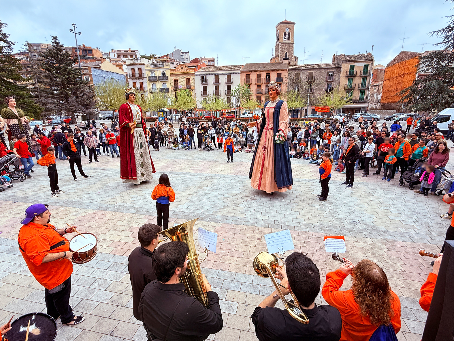 Mostra de balls de la 15a Trobada Gegantera amb la colla de Geganters i Grallers del Poble Vell a la plaÃ§a de Sant Joan, dins de la Fira de Rams de SÃºria.
