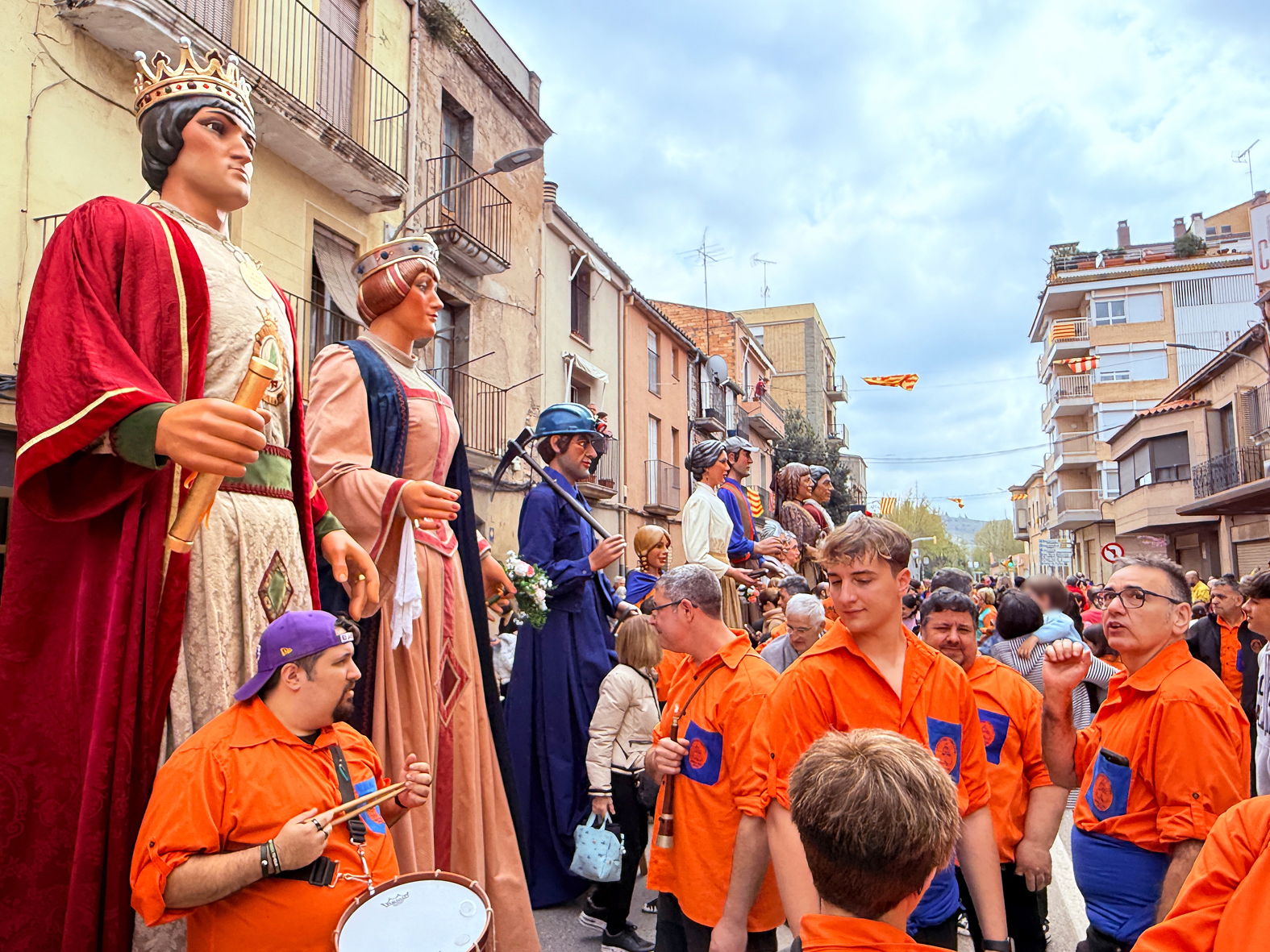 Aturada de les colles participants en la 15a Trobada Gegantera, dins de la Fira de Rams de SÃºria.