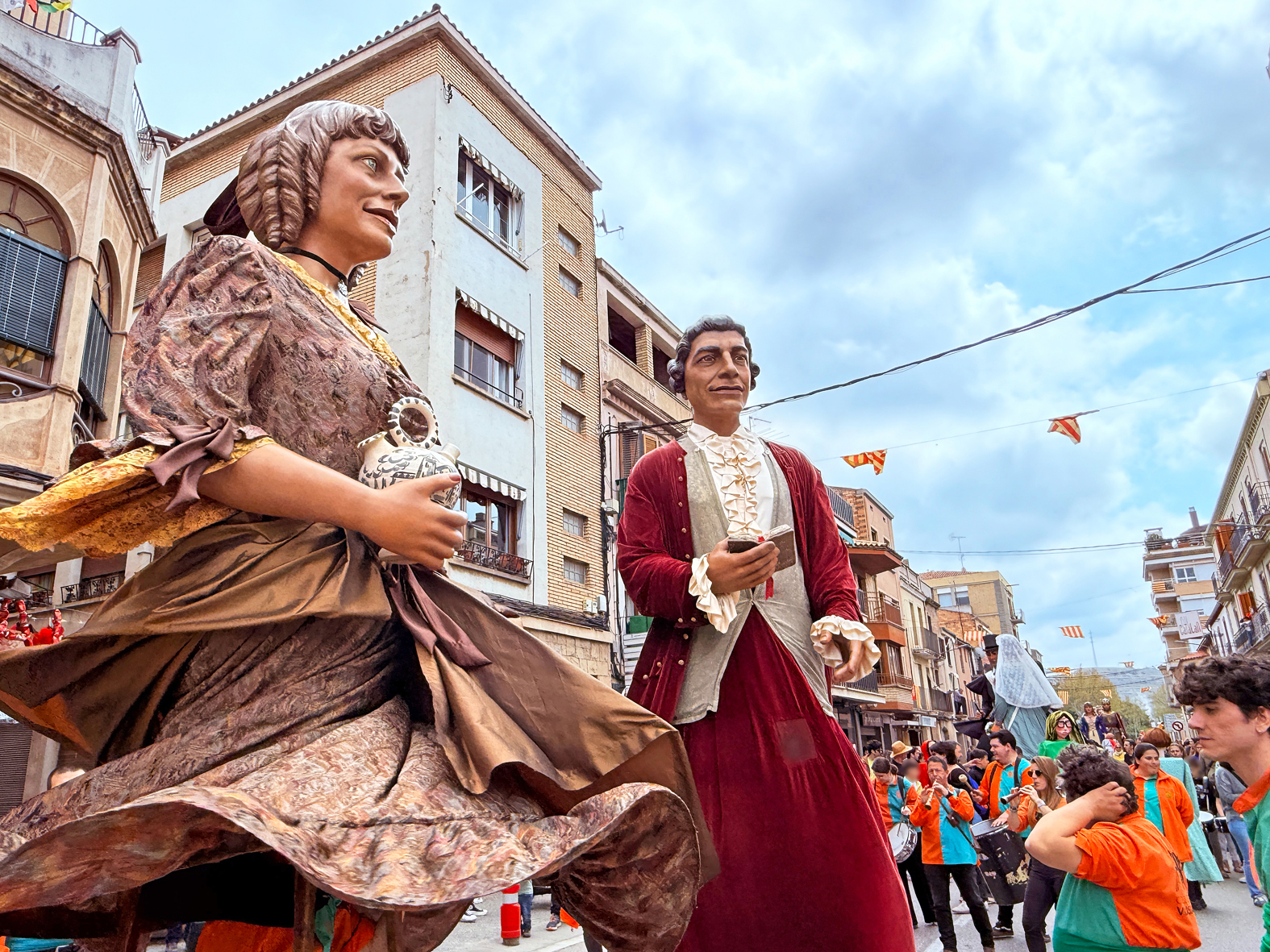 La colla dâ€™Argentona durant la cercavila de la 15a Trobada Gegantera, dins de la Fira de Rams de SÃºria.