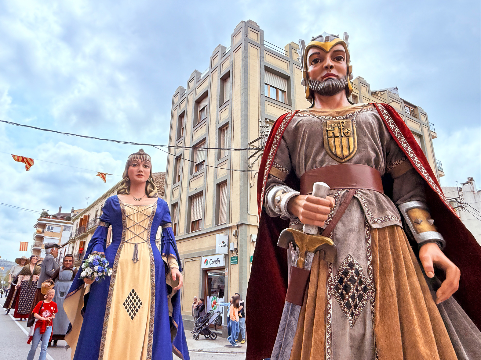 La colla dâ€™ArtÃ©s durant la cercavila de la 15a Trobada Gegantera, dins de la Fira de Rams de SÃºria.