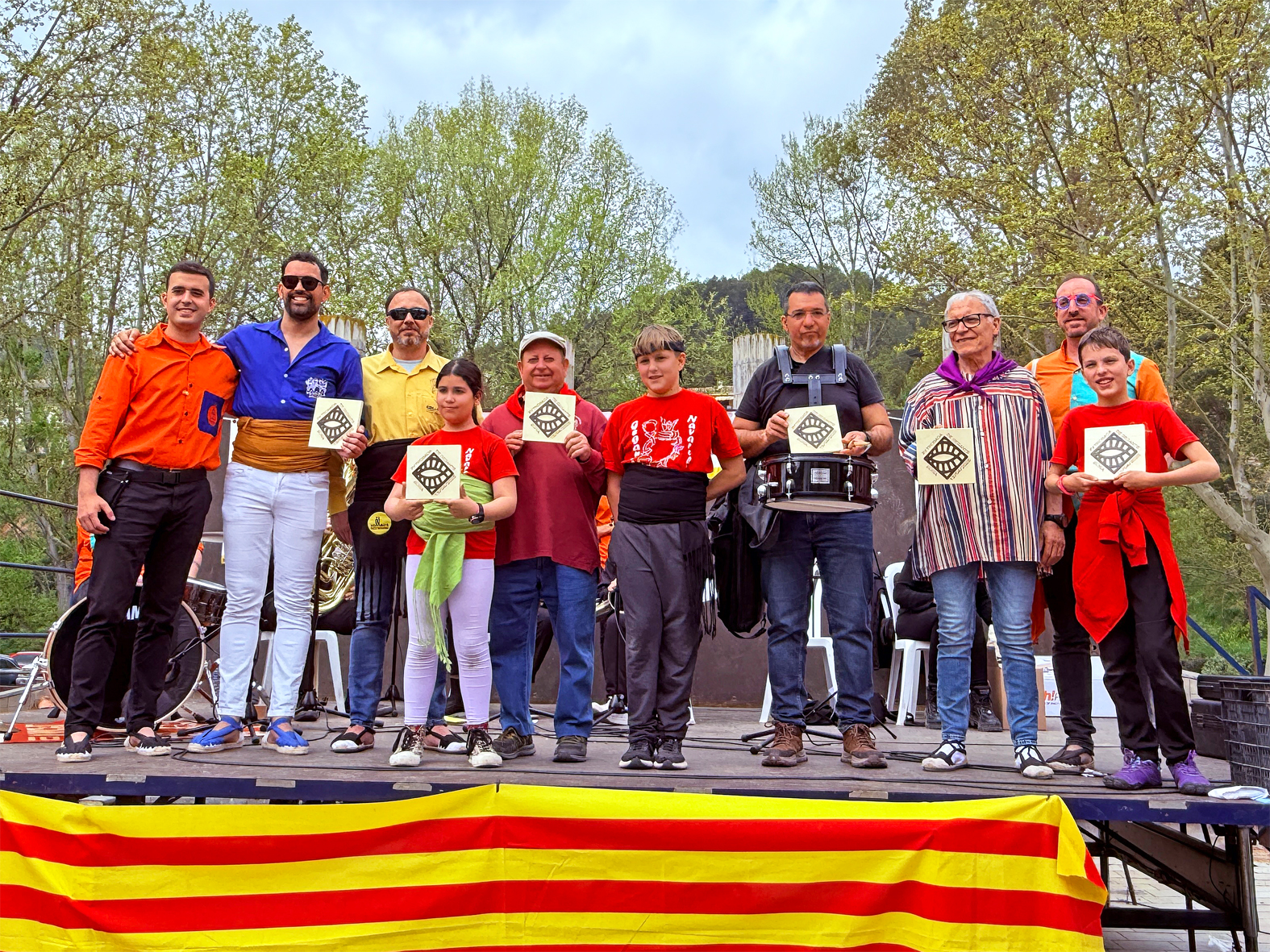 Representants de les colles participants, amb el record de la 15a Trobada Gegantera, dins de la Fira de Rams de SÃºria.