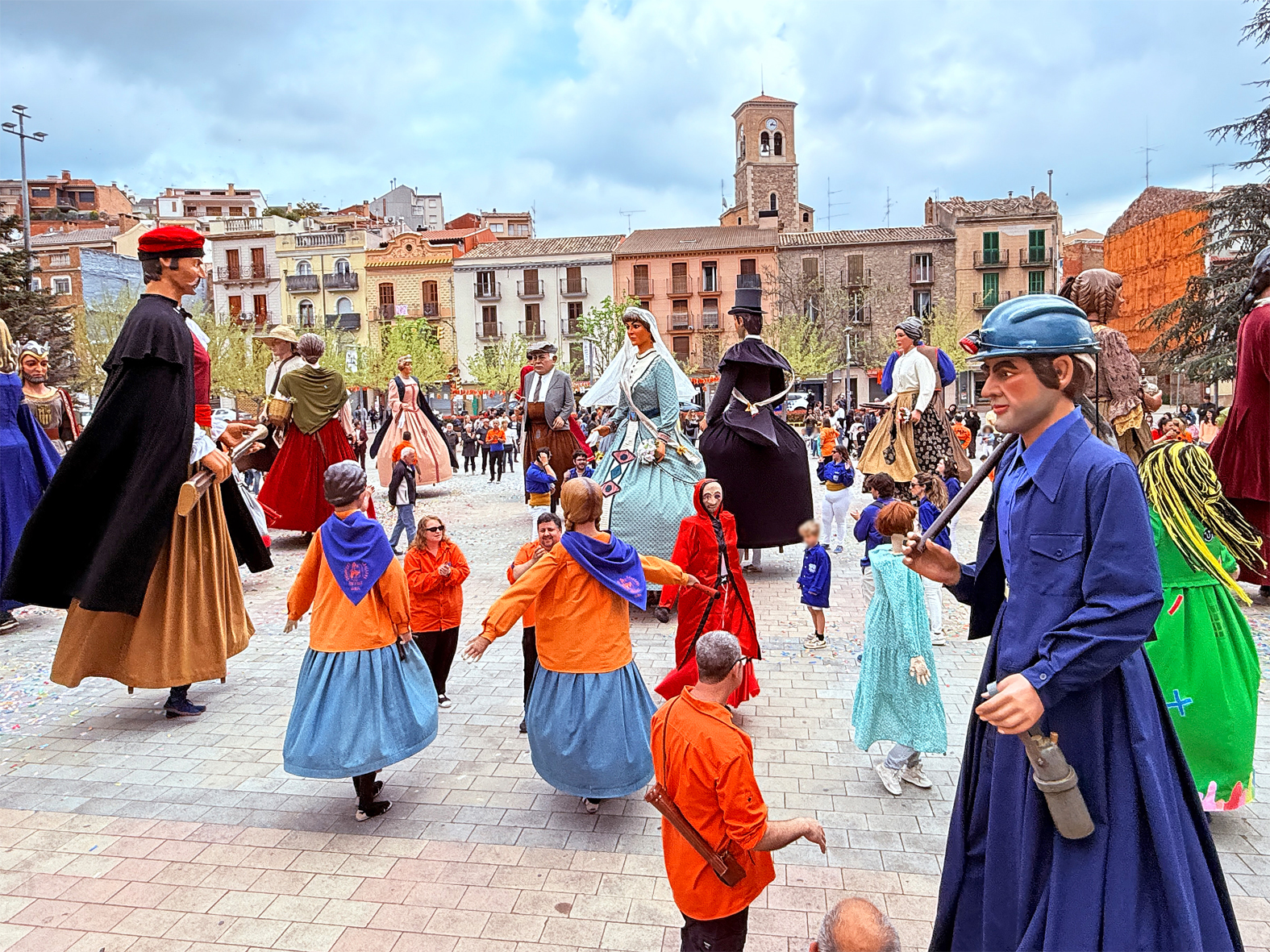 Ballada final de les colles participants en la 15a Trobada Gegantera a la plaÃ§a de Sant Joan, dins de la Fira de Rams de SÃºria.