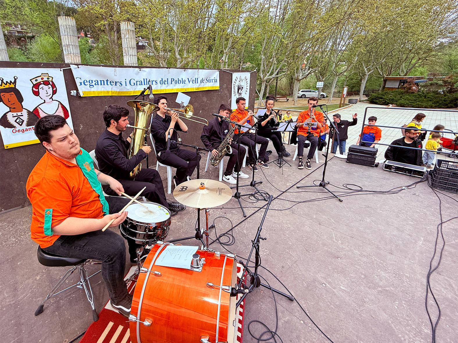 MÃºsics de la 15a Trobada Gegantera a la plaÃ§a de Sant Joan, dins de la Fira de Rams de SÃºria.