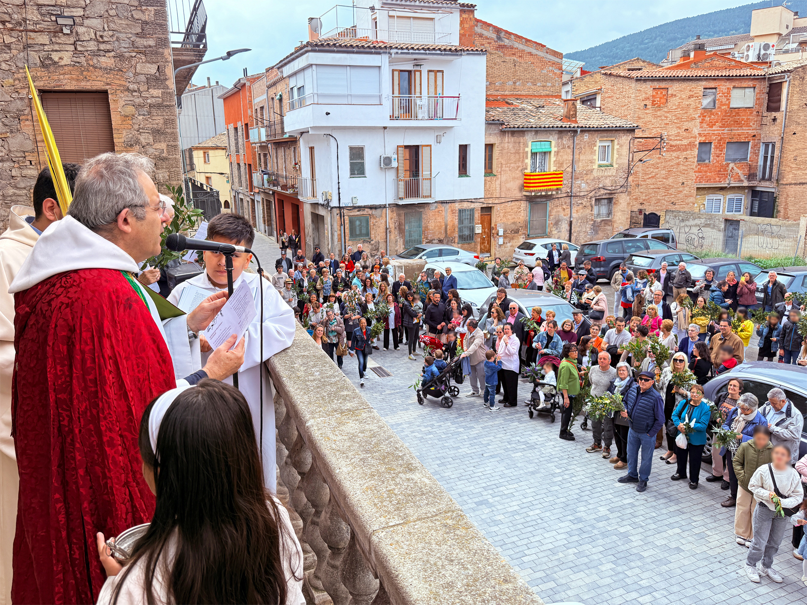 BenedicciÃ³ de Rams al davant de lâ€™EsglÃ©sia Parroquial de Sant CristÃ²fol, dins de la Fira de Rams de SÃºria.