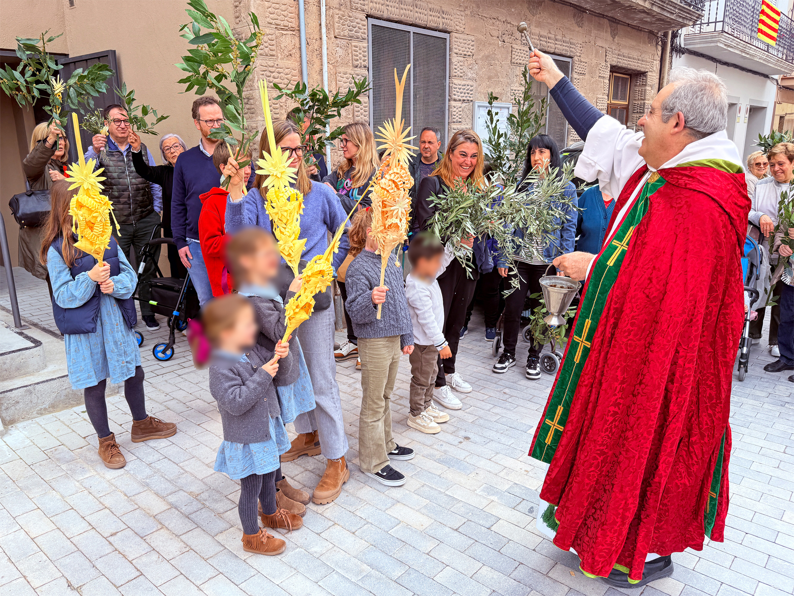 BenedicciÃ³ de Rams al davant de lâ€™EsglÃ©sia Parroquial de Sant CristÃ²fol, dins de la Fira de Rams de SÃºria.