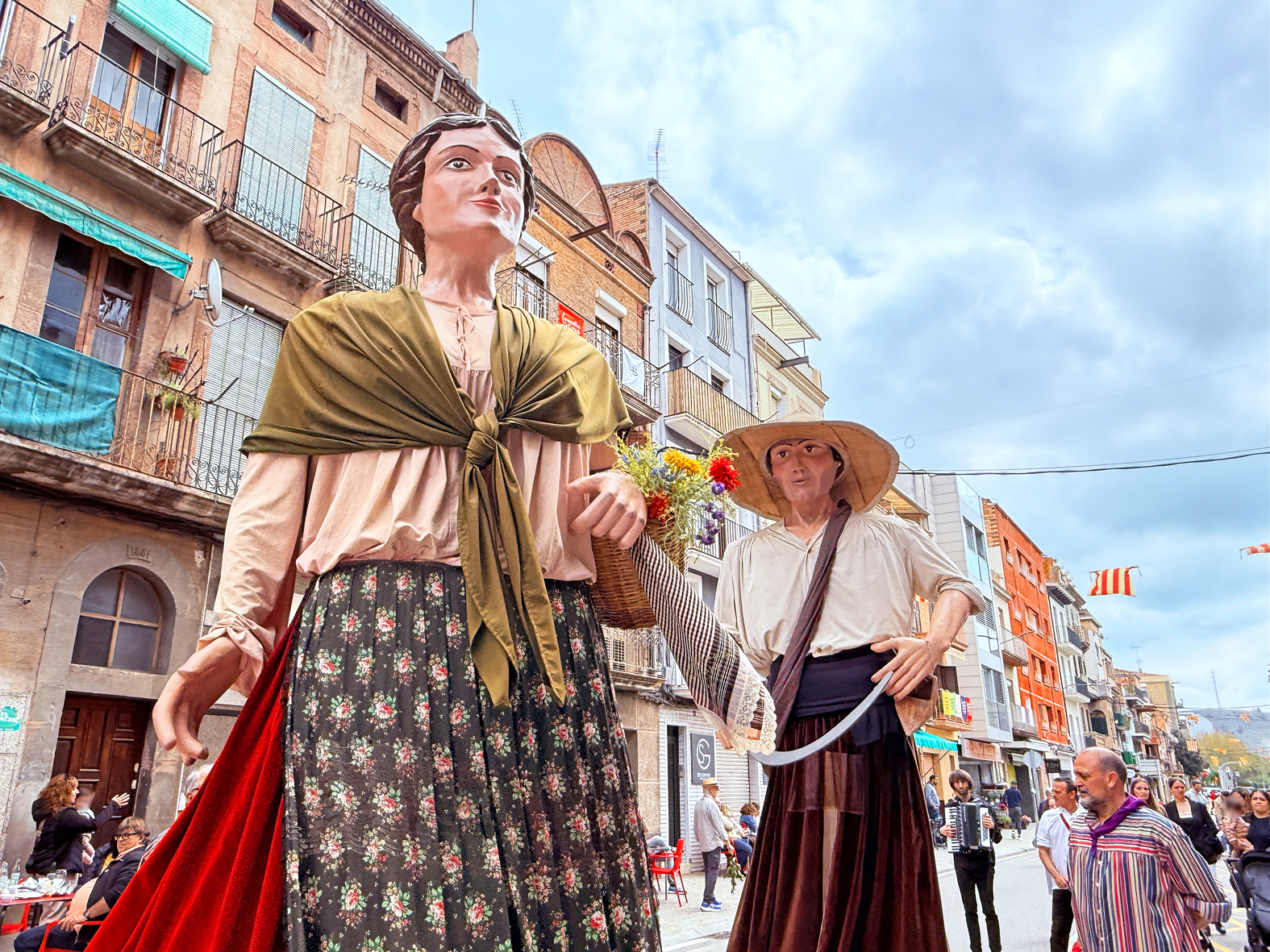 La colla de Geganters del Gorg de lâ€™Olla durant la cercavila de la 15a Trobada Gegantera, dins de la Fira de Rams de SÃºria.