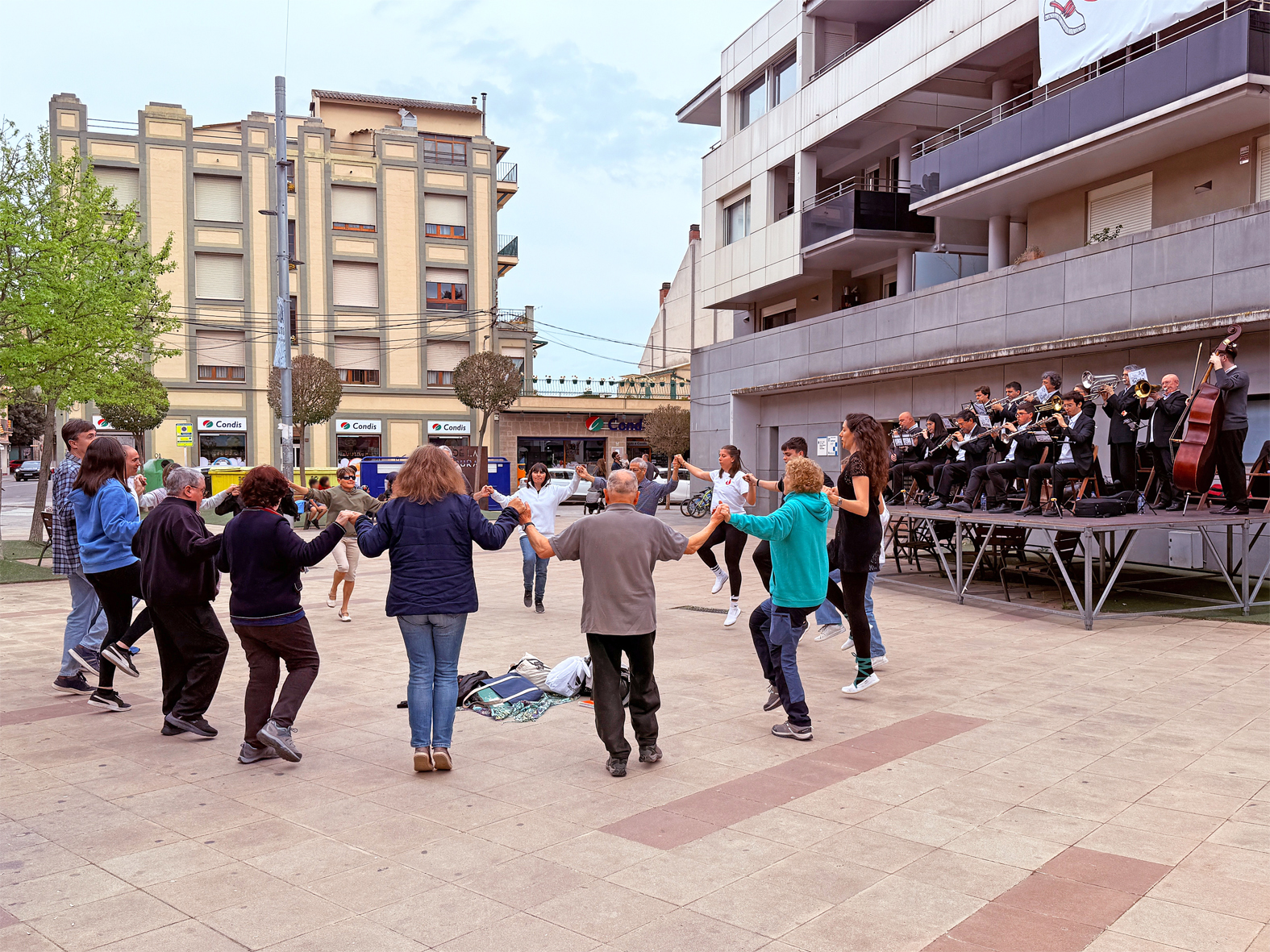 Ballada de sardanes amb la Cobla SÃºria a la plaÃ§a de la Serradora, dins de la Fira de Rams de SÃºria.