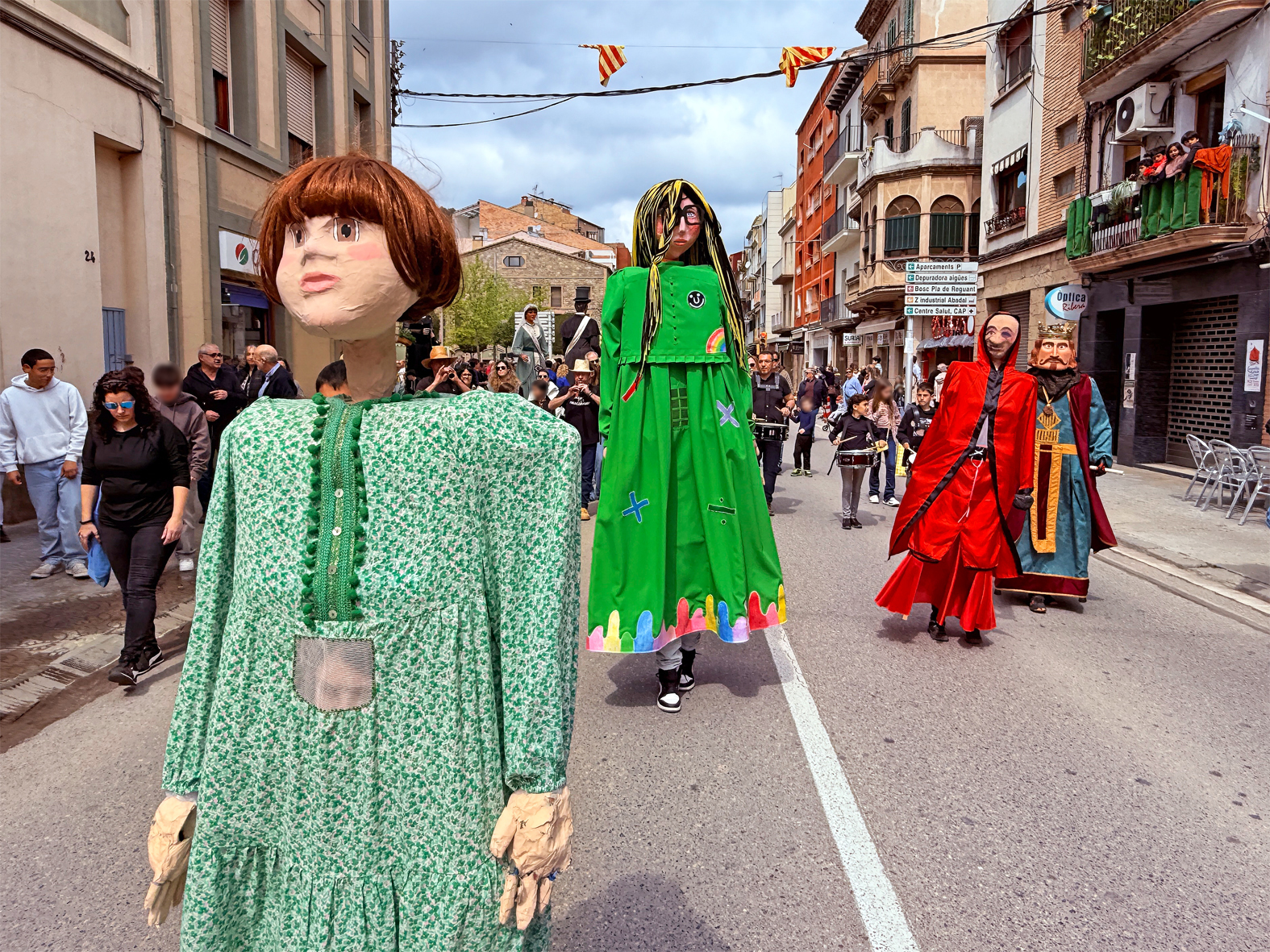 La colla de lâ€™Escola Francesc MaciÃ  durant la cercavila de la 15a Trobada Gegantera, dins de la Fira de Rams de SÃºria.