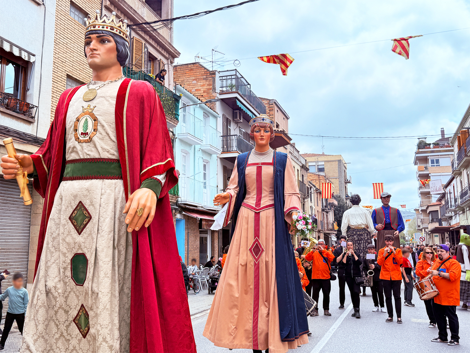 La colla de Geganters i Grallers del Poble Vell durant la cercavila de la 15a Trobada Gegantera, dins de la Fira de Rams de SÃºria.