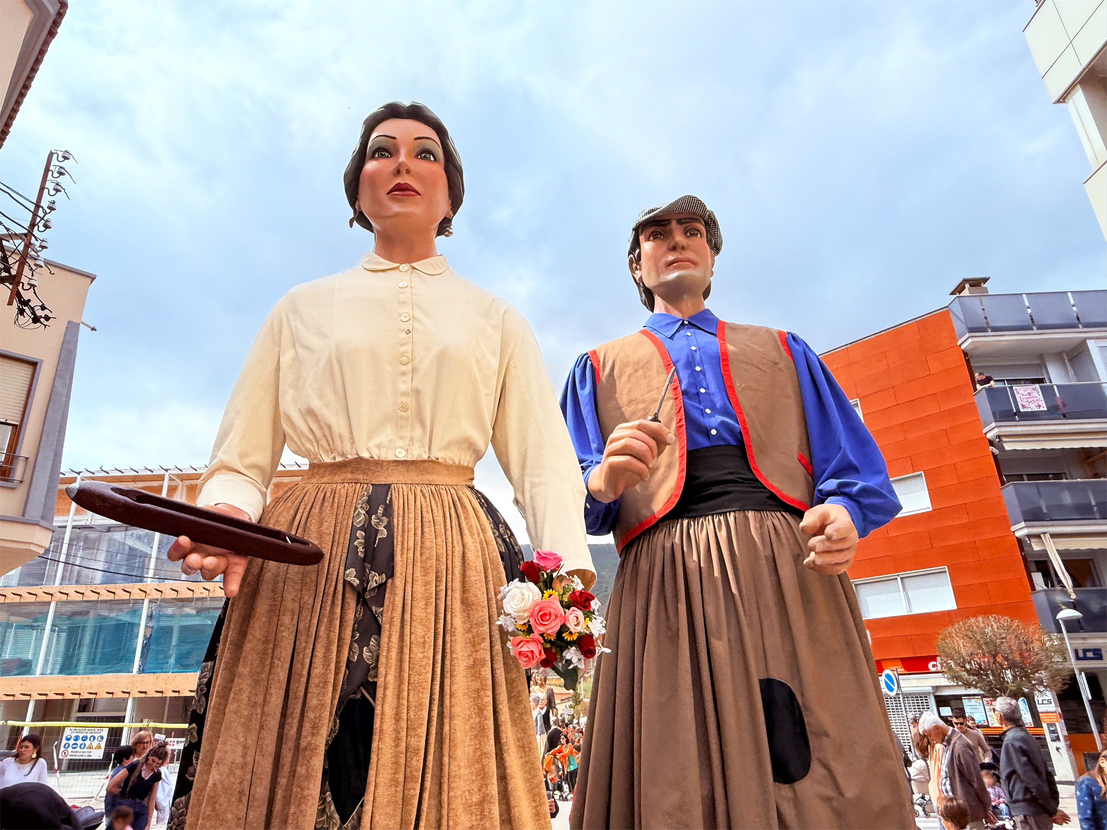 La colla de Navarcles durant la cercavila de la 15a Trobada Gegantera, dins de la Fira de Rams de SÃºria.